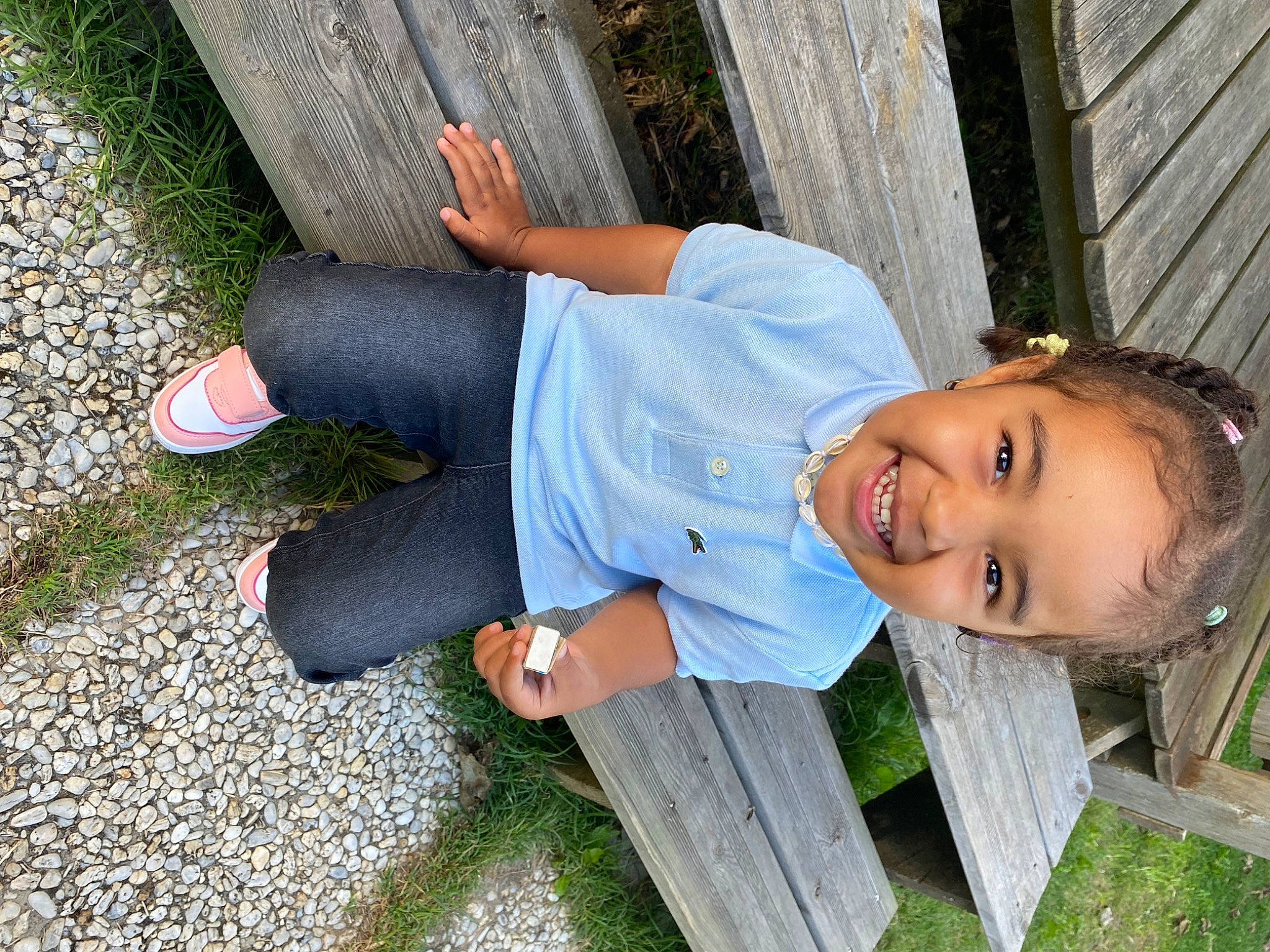 Alyah participe au concours pour gagner de l'argent avec cette photo : botany, denim, electric_blue, foot, fun, grass, happy, human_leg, joy, knee, leaf, leisure, people_in_nature, person, plant, recreation, road_surface, sitting, smile, spring