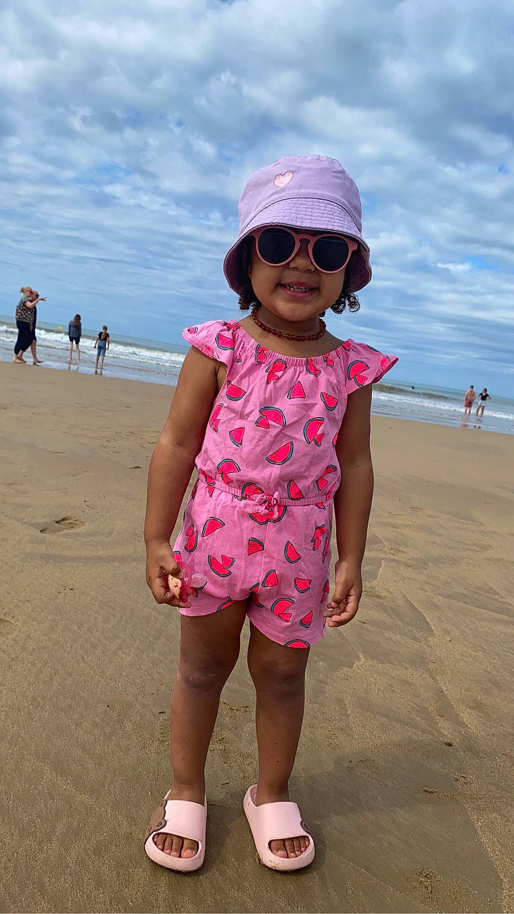 Alyah participe au concours pour gagner de l'argent avec cette photo : beach, cloud, eyewear, fun, glasses, goggles, happy, headwear, horizon, leisure, magenta, person, pink, sky, sleeve, smile, summer, sunglasses, toddler, travel