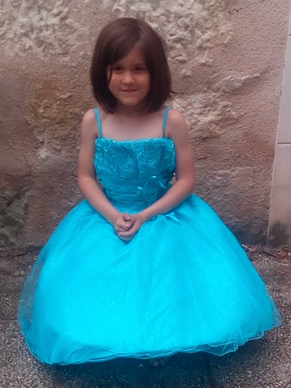 Léa a rejoint le concours — aidez-le/la à gagner de superbes lots ! aqua, azure, day_dress, dress, embellishment, face, facial_expression, flash_photography, gown, hair, happy, joy, neck, one_piece_garment, outerwear, person, pink, purple, ruffle, sleeve