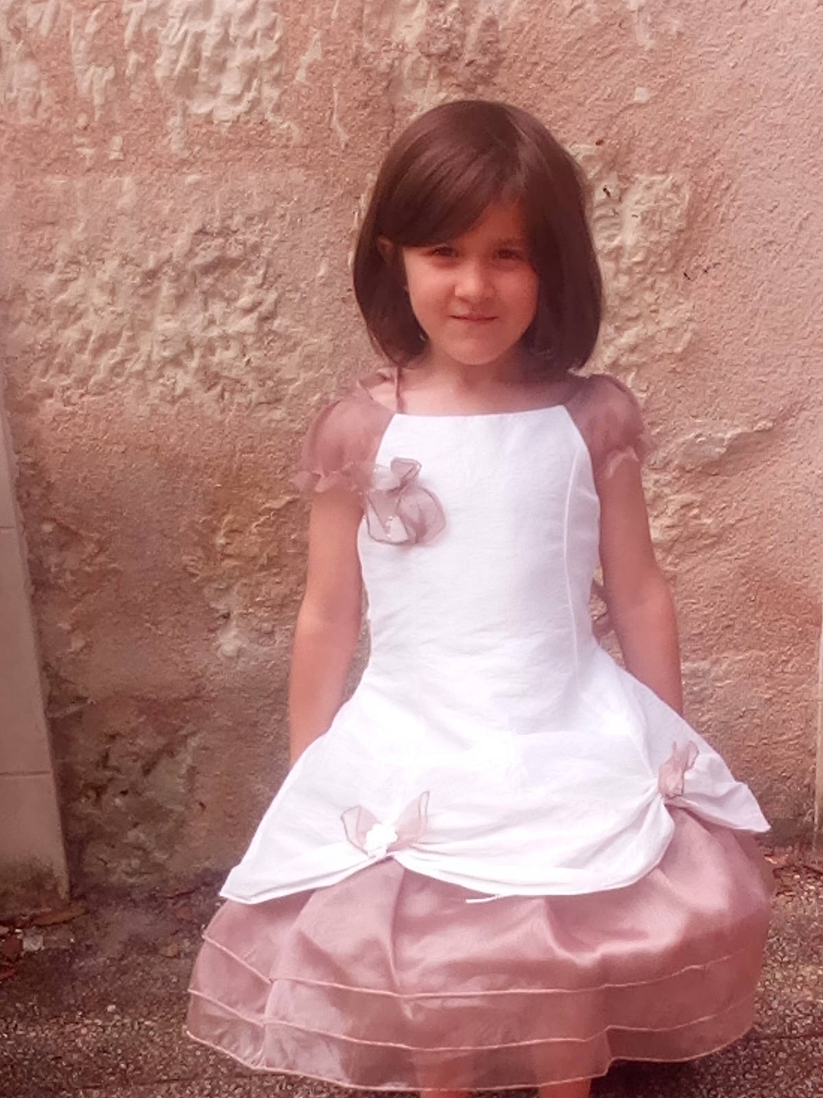 Léa participe au concours pour gagner de l'argent avec cette photo : baby_toddler_clothing, blond, bridal_accessory, child, day_dress, dress, embellishment, flash_photography, formal_wear, hair, happy, joy, long_hair, neck, one_piece_garment, person, pink, ruffle, shoulder, sleeve