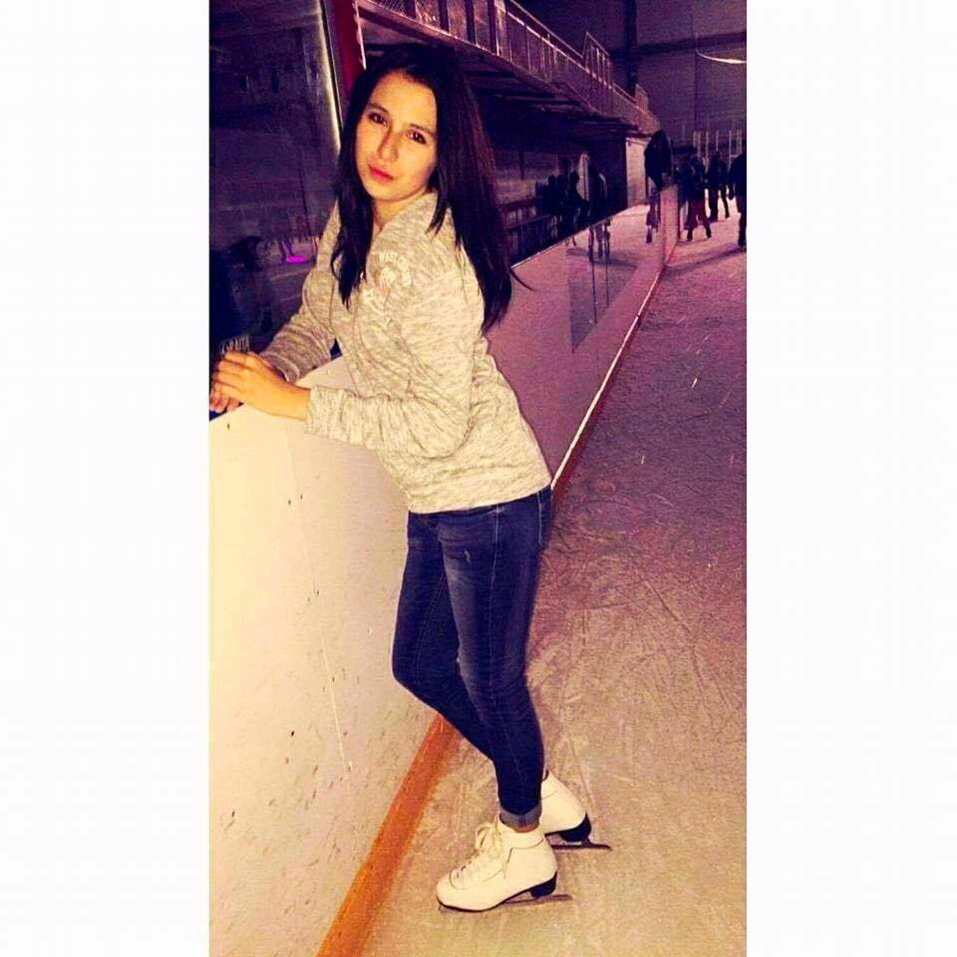 Morgane participe au concours pour gagner de l'argent avec cette photo : abdomen, brand, clothing, denim, fashion, footwear, human_body, jeans, model, outerwear, pattern, photo_shoot, photography, spring, trousers