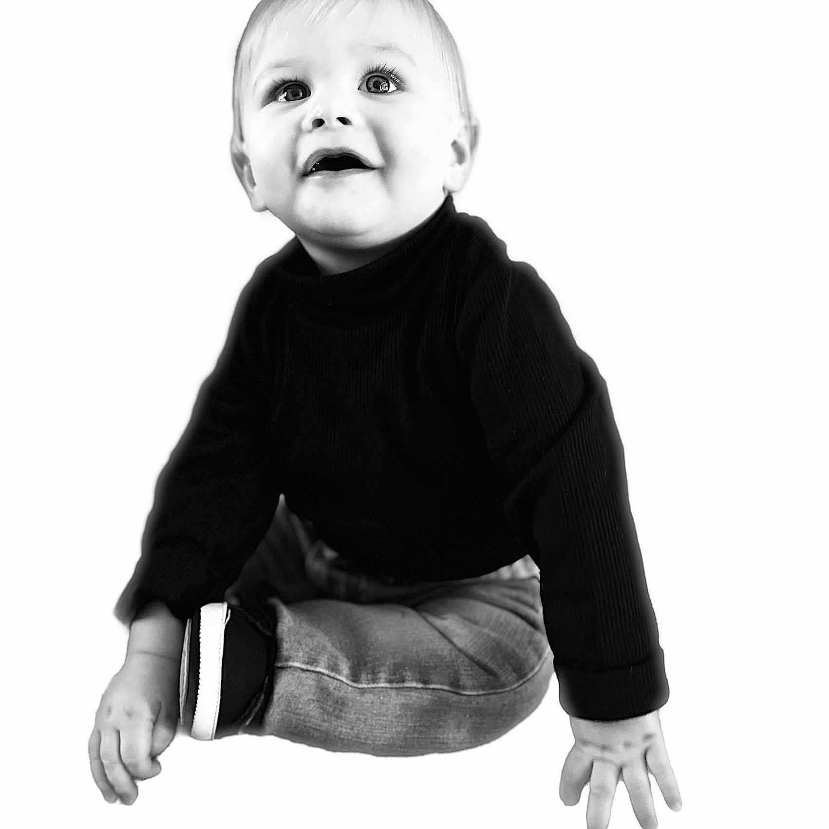 Kaïss a rejoint le concours — aidez-le/la à gagner de superbes lots ! accessories, baby, bodypart, clothing, crawling, face, finger, footwear, hand, happy, head, jeans, longsleeve, pants, person, photography, portrait, shoe, sitting, sleeve