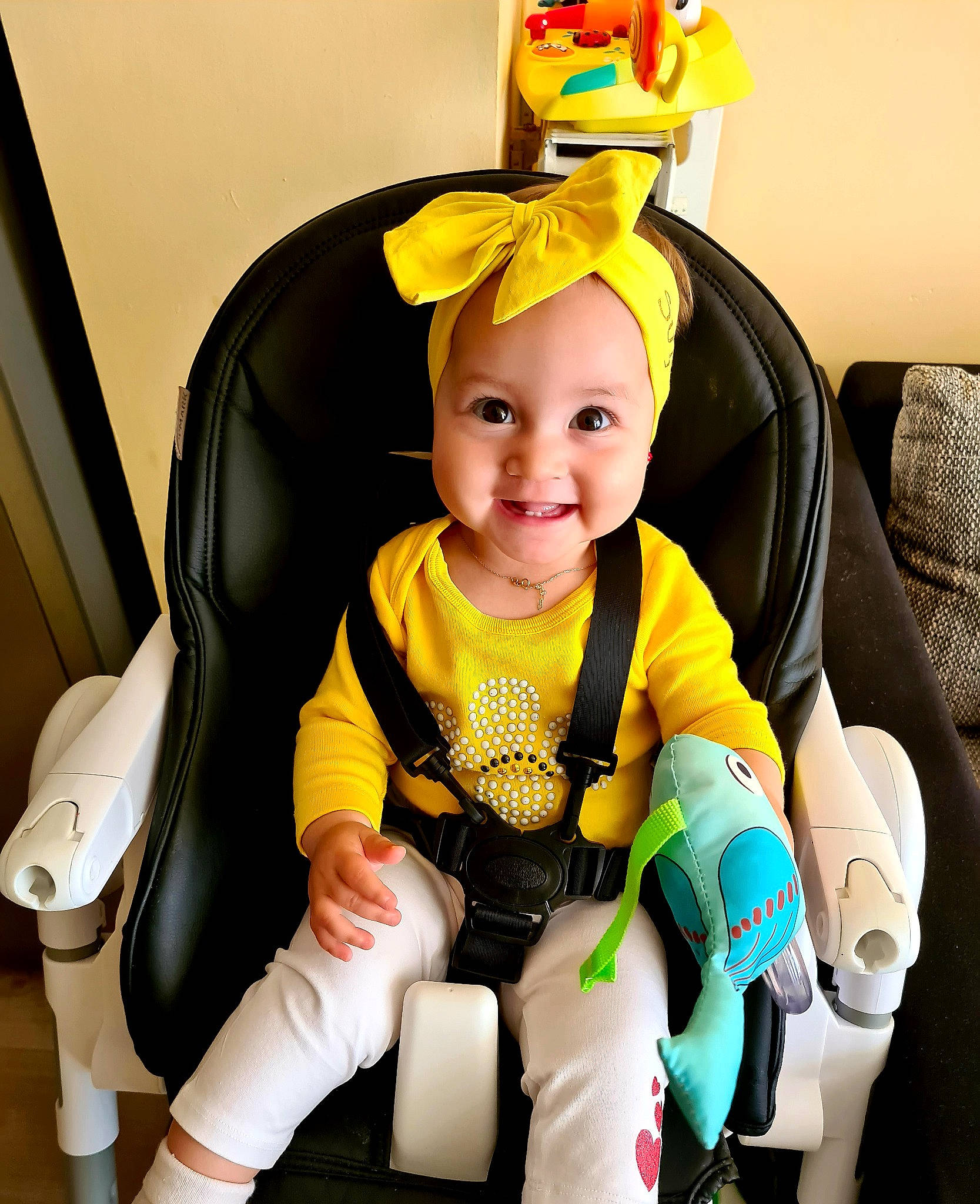 Sofia participe au concours pour gagner de l'argent avec cette photo : auto_part, baby, baby_in_car_seat, baby_products, baby_safety, baby_toddler_clothing, car_seat, child, comfort, eye, fashion_accessory, fun, happy, head, headwear, joy, person, personal_protective_equipment, seat_belt, service