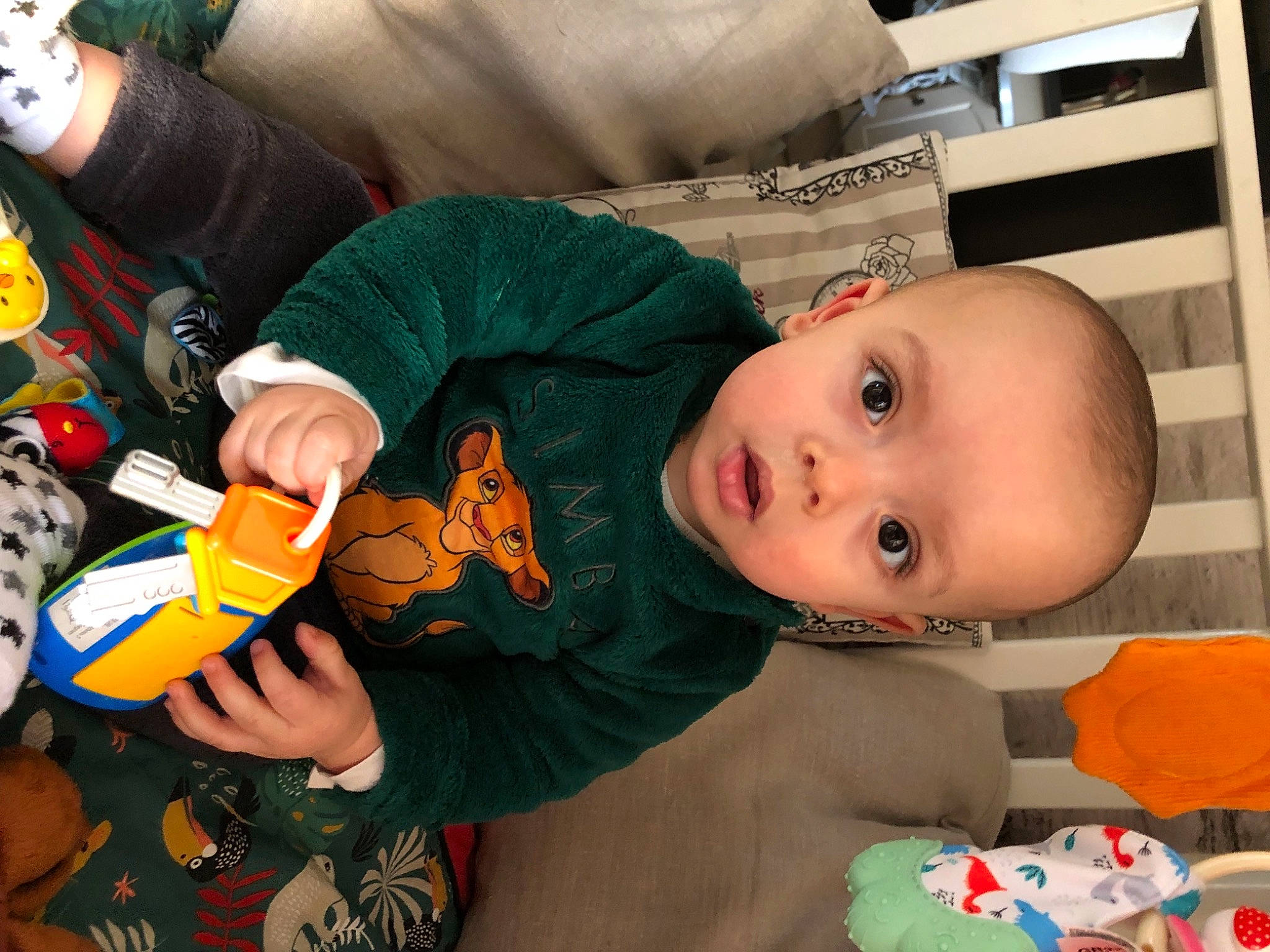 Thyam a rejoint le concours — aidez-le/la à gagner de superbes lots ! baby, baby_products, baby_toddler_clothing, baby_toys, cheek, child, comfort_food, flooring, fun, head, mouth, orange, person, play, product, room, sitting, stuffed_toy, thumb, toddler