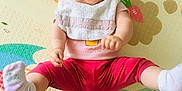 Chloé participe au concours pour gagner de l'argent avec cette photo : baby, child, smiling, bib, pink_pants, socks, play_mat, colorful, floor, happy, indoors, cute, infant, legs_up, joyful, person, toddler, patterned_mat, sitting, cheerful