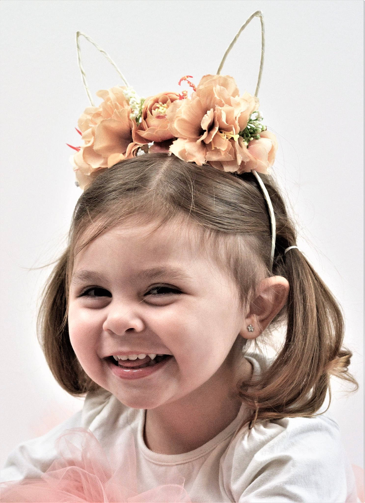 Inna a rejoint le concours — aidez-le/la à gagner de superbes lots ! child, child_model, crown, ear, fashion_accessory, flower_girl, forehead, hair, hair_accessory, hairstyle, head, headband, headgear, headpiece, joy, person, smile, toddler