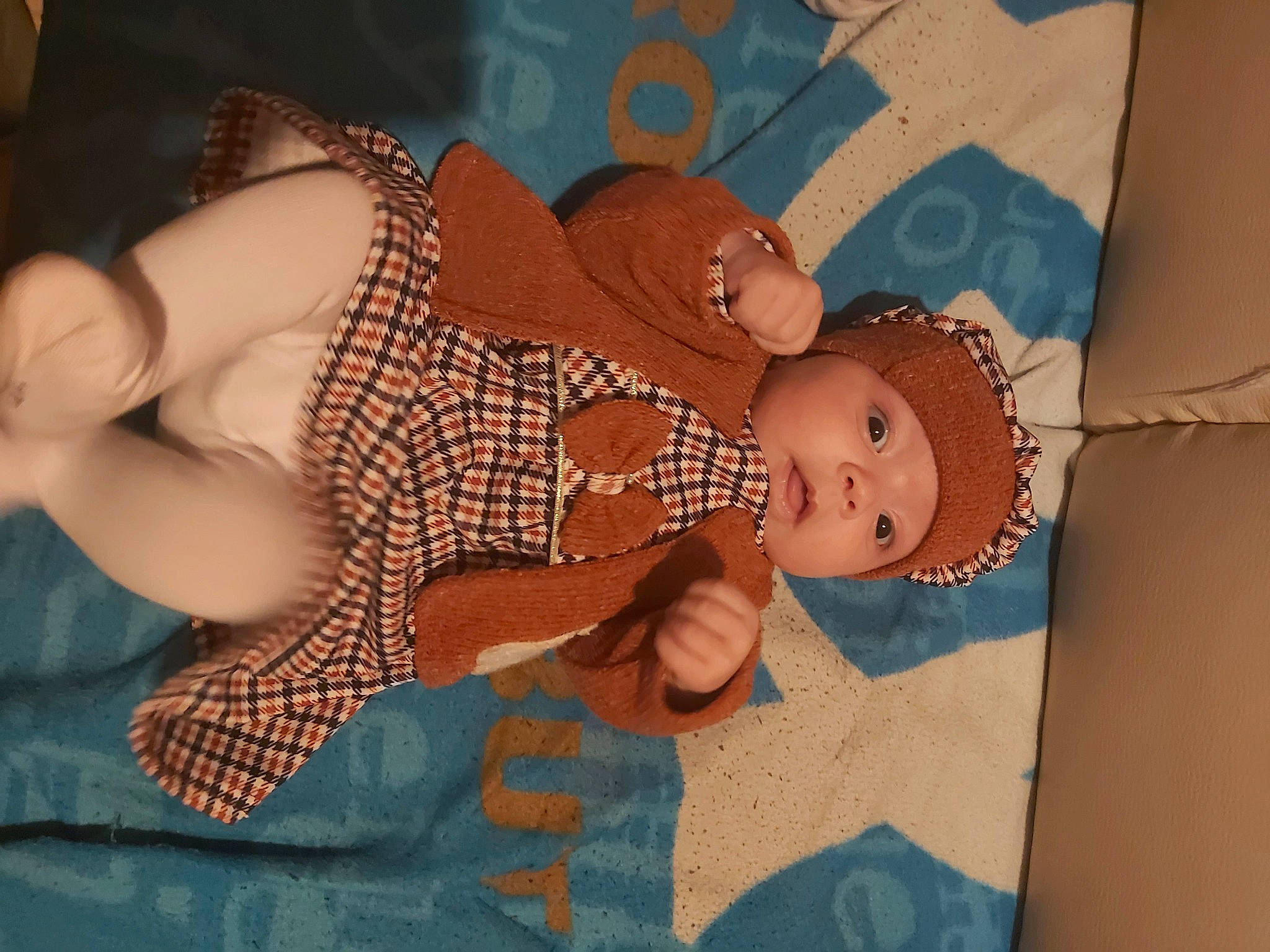 Mylla participe au concours pour gagner de l'argent avec cette photo : art, baby, baby_toddler_clothing, child, comfort, fashion_accessory, finger, gesture, headwear, human_leg, linens, mammal, nail, pattern, person, textile, thigh, thumb, toddler, vertebrate