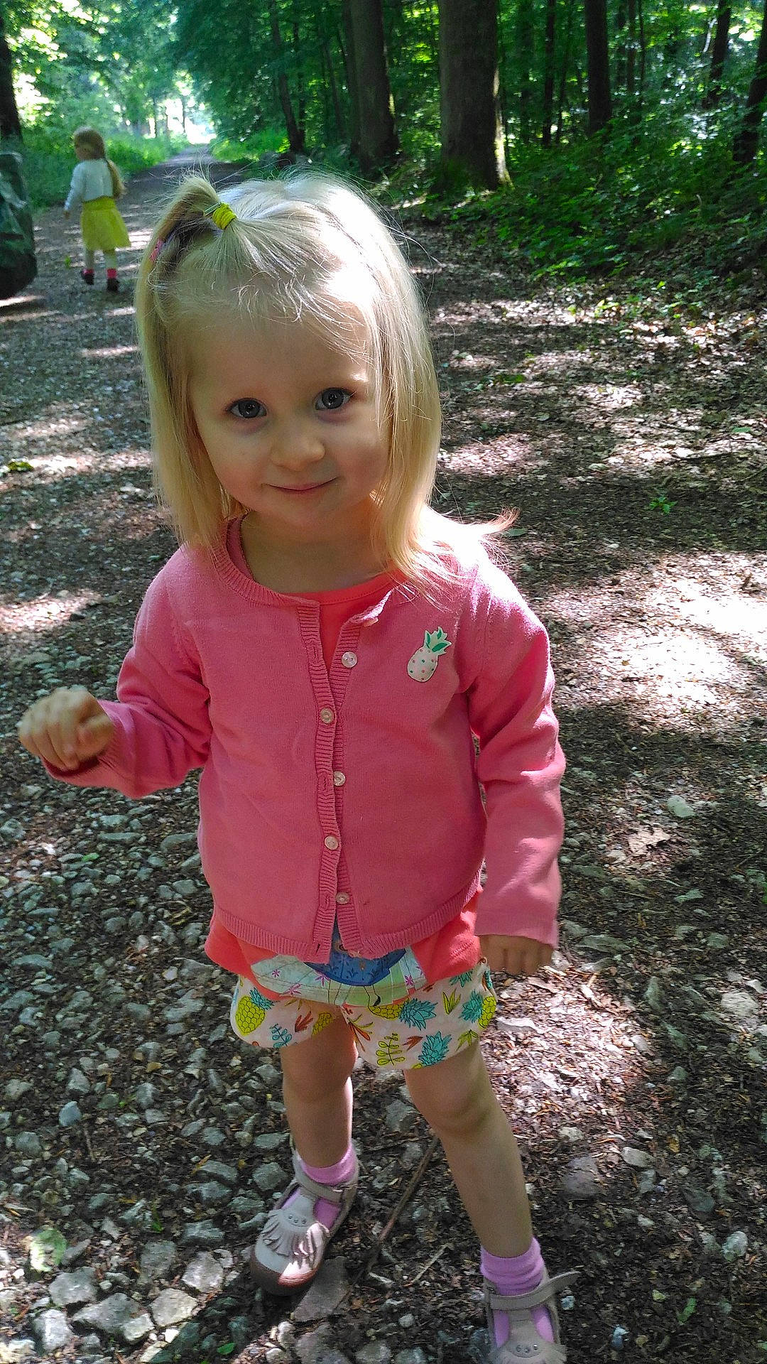 Diane a rejoint le concours — aidez-le/la à gagner de superbes lots ! child, fun, garden, girl, grass, human_hair_color, person, pink, plant, play, toddler, tree