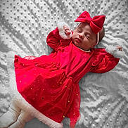 Maria a rejoint le concours — aidez-le/la à gagner de superbes lots ! baby, newborn, infant, sleeping, red_dress, hair_bow, headband, white_blanket, textured_blanket, fur_trim, holiday_outfit, cute, peaceful, portrait, cozy, tiny_hands, soft_fabric, indoor, close_up, festive