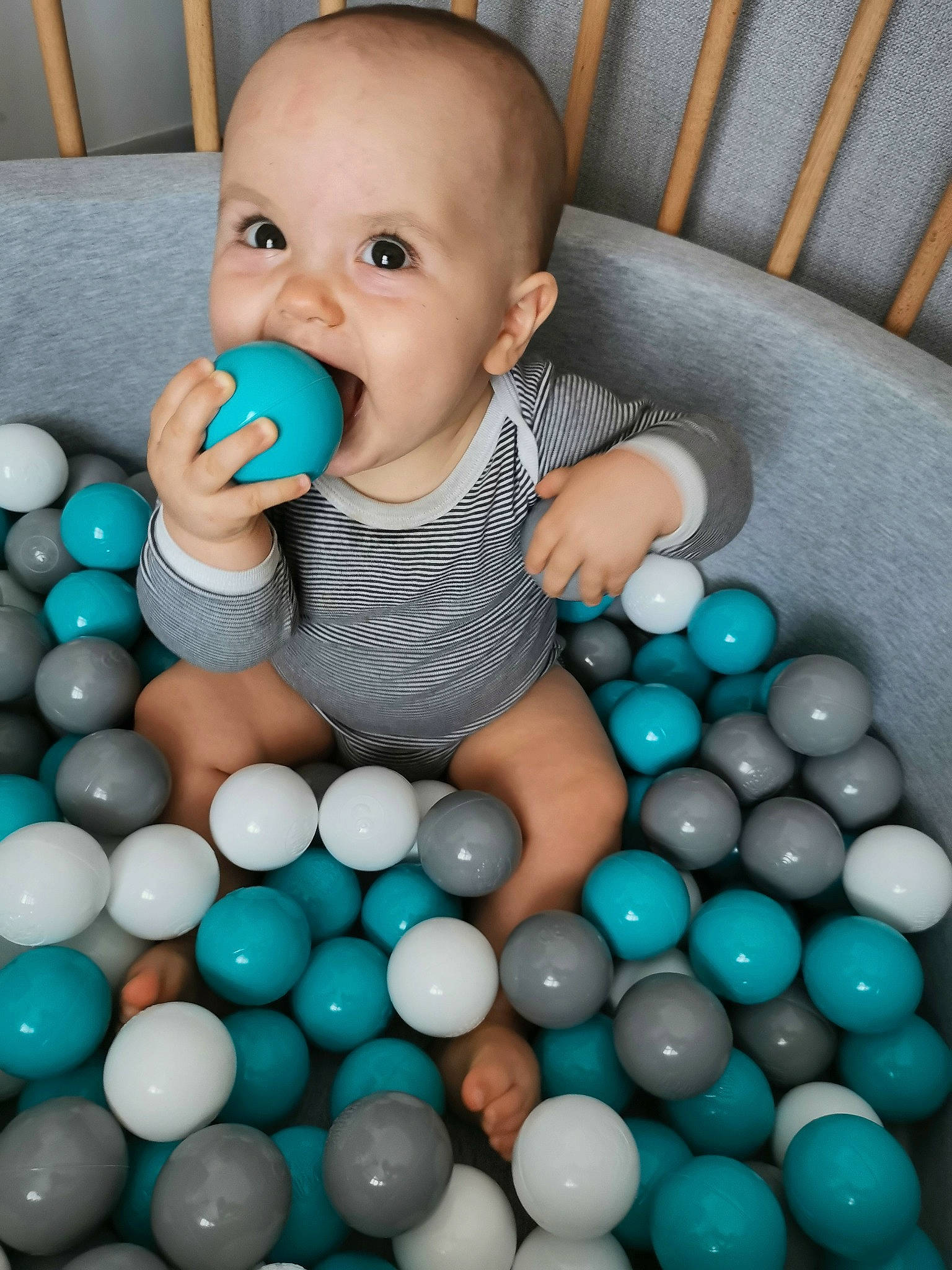 Aloïs a rejoint le concours — aidez-le/la à gagner de superbes lots ! aqua, azure, baby, baby_toddler_clothing, ball_pit, blue, child, circle, electric_blue, event, eye, fun, green, happy, nail, pattern, person, product, skin, toddler
