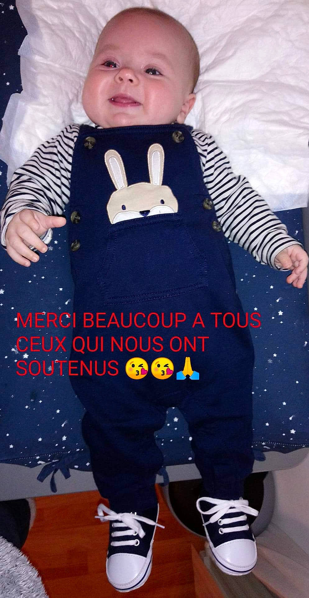 Aloïs a rejoint le concours — aidez-le/la à gagner de superbes lots ! baby_toddler_clothing, black, blue, clothing, fashion, finger, footwear, gesture, hand, joint, leg, luggage_and_bags, outerwear, person, photograph, product, shoe, sleeve, standing, textile