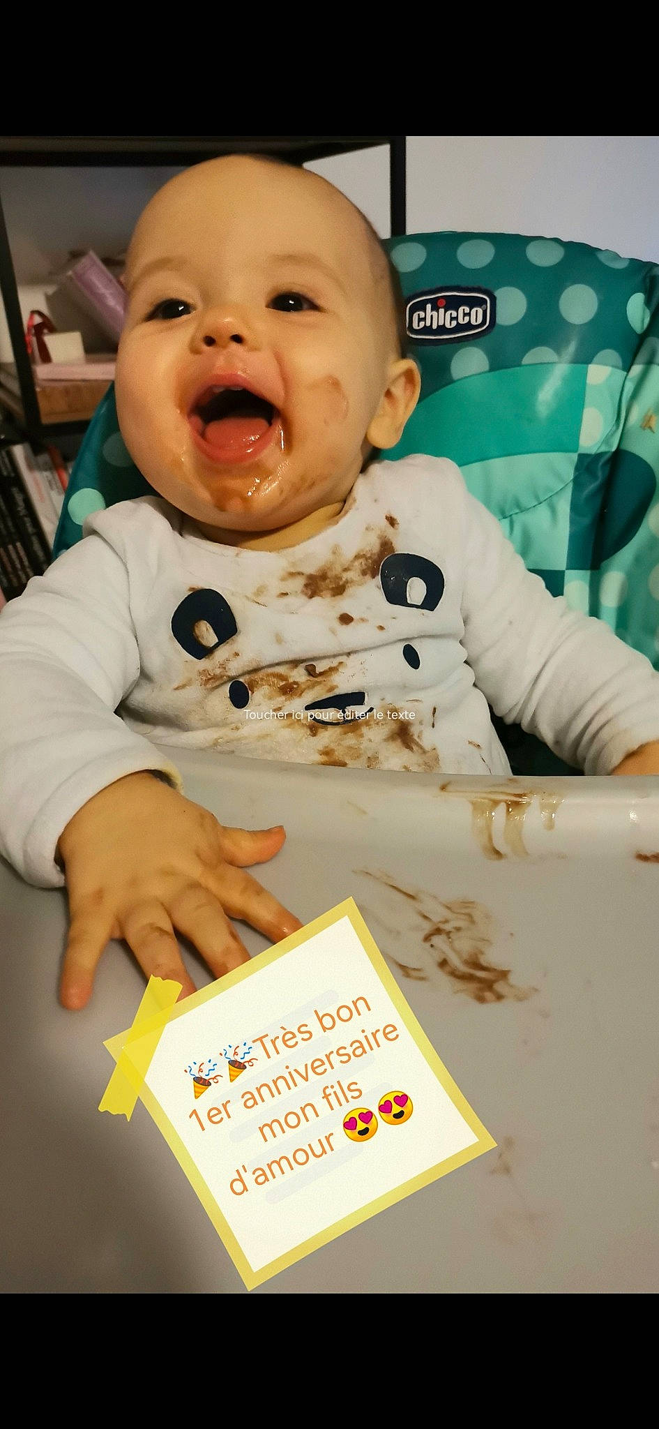 Aloïs participe au concours pour gagner de l'argent avec cette photo : baby, baby_products, baby_safety, baby_toddler_clothing, cheek, child, comfort_food, eating, event, fun, happy, meal, nose, person, play, product, room, sleeve, smile, t_shirt