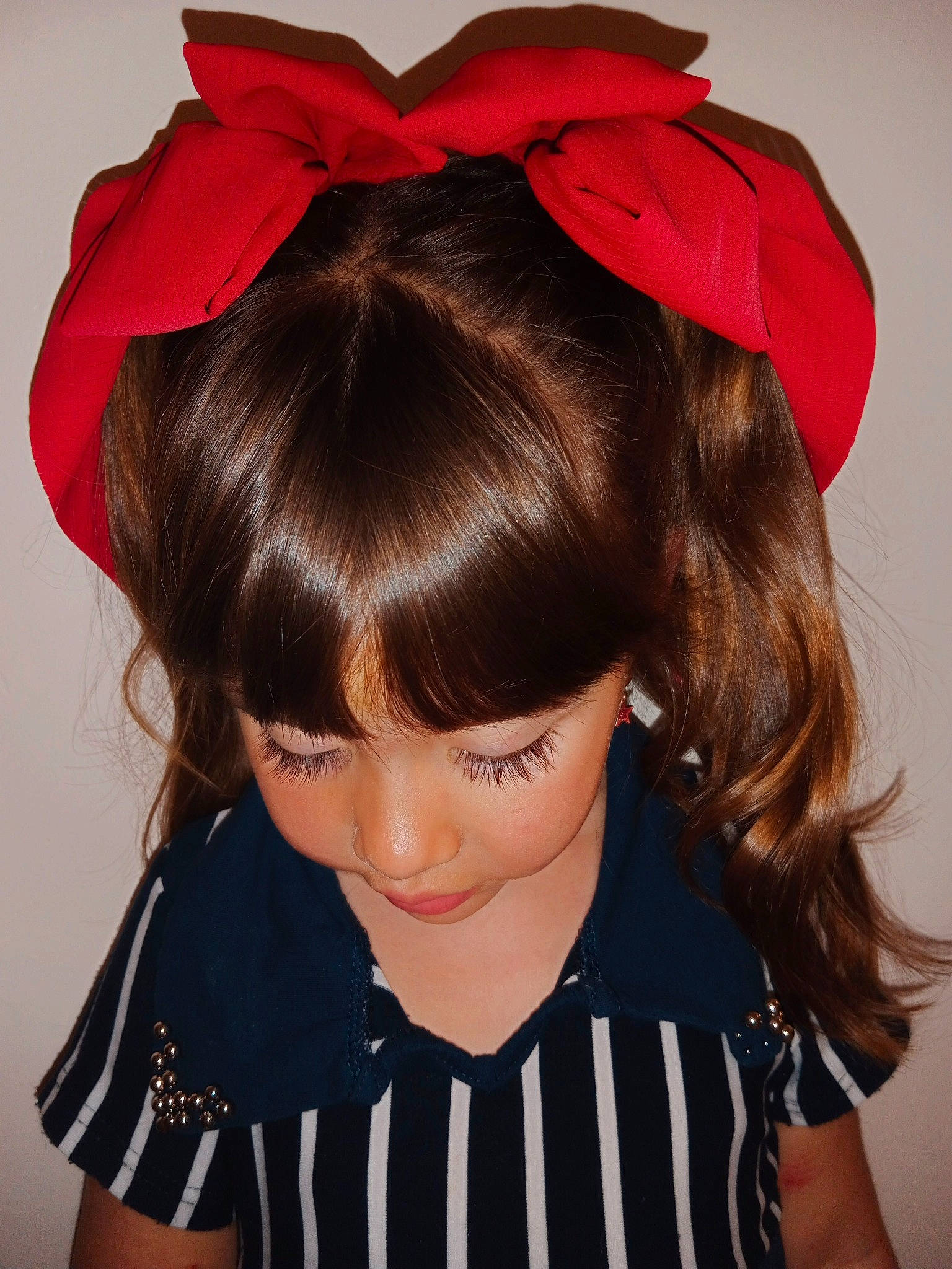 Sofia participe au concours pour gagner de l'argent avec cette photo : bangs, black, black_hair, chin, cool, costume_hat, ear, eyebrow, eyelash, hairstyle, headgear, headpiece, joy, lip, neck, organ, person, pink, shoulder, sleeve