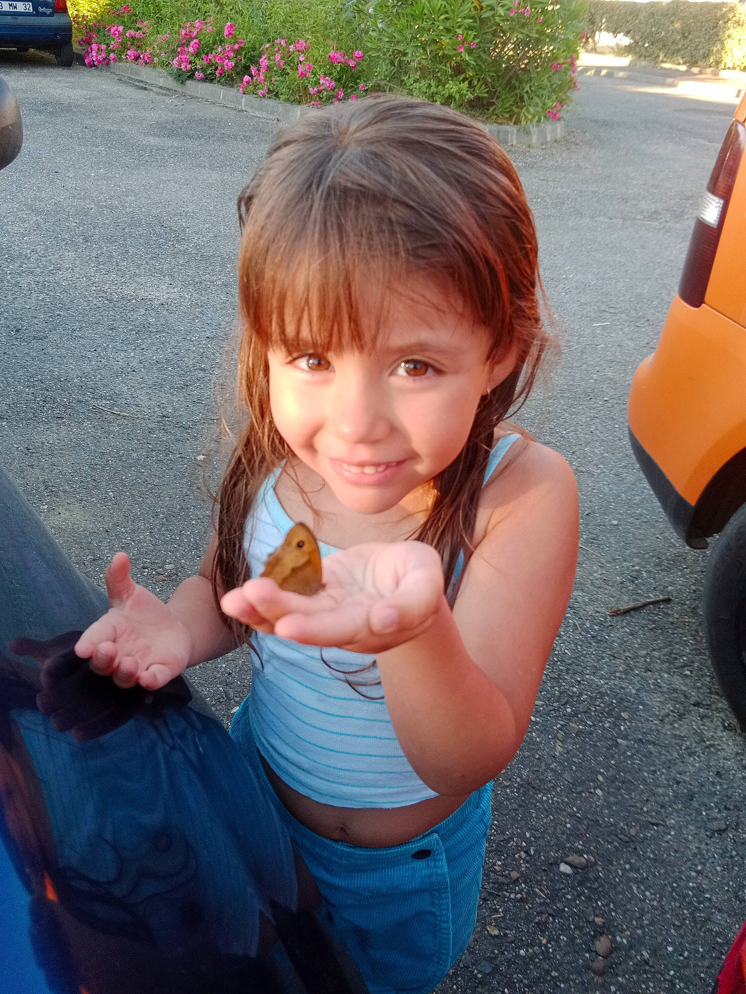 Sofia participe au concours pour gagner de l'argent avec cette photo : arm, eye, facial_expression, finger, gesture, grass, hairstyle, happy, human_body, iris, joint, joy, leisure, lip, mouth, muscle, person, pink, plant, shoulder