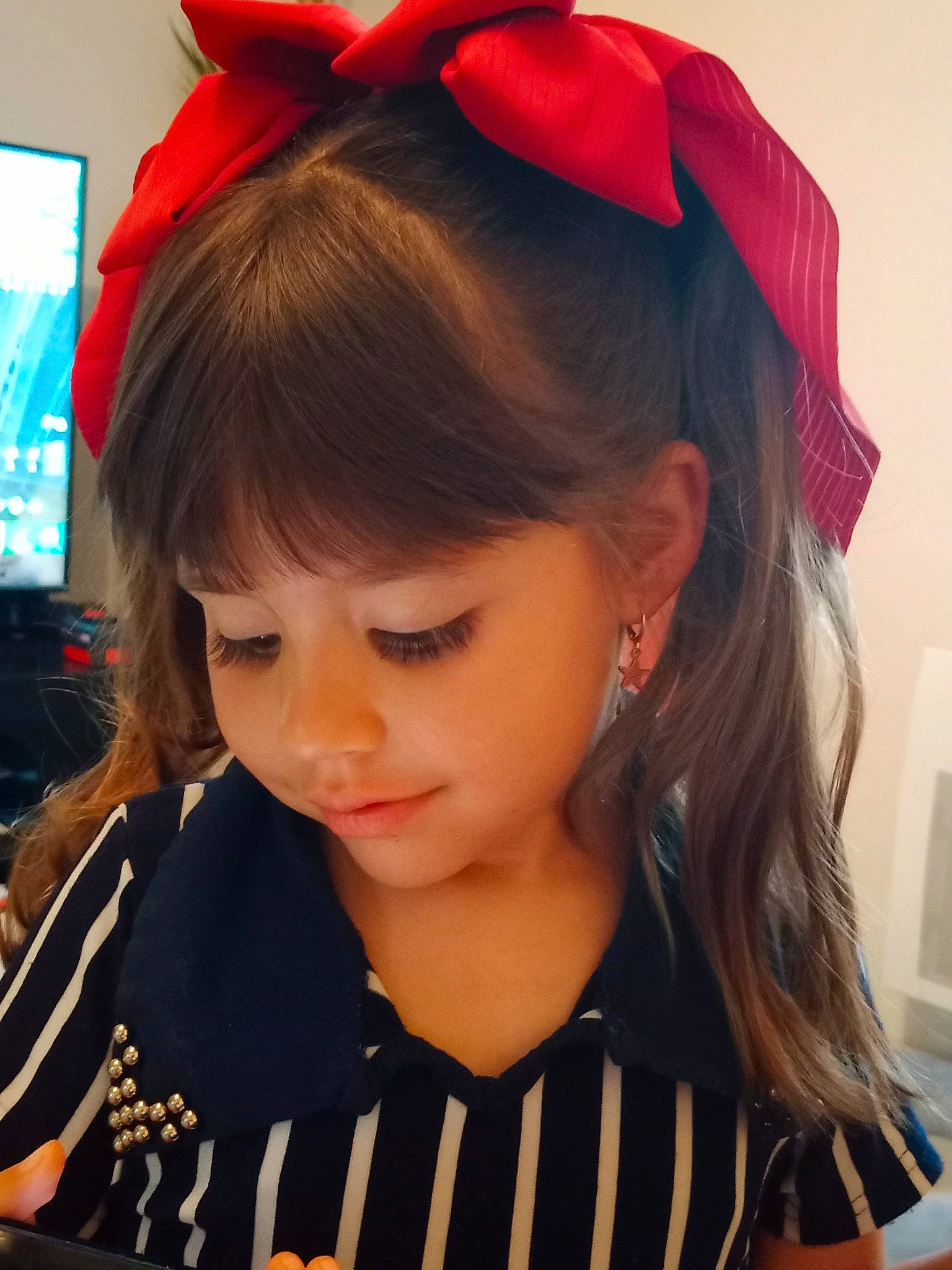 Riquelme participe au concours pour gagner de l'argent avec cette photo : bangs, beauty, black_hair, chair, child, chin, cool, costume_hat, ear, eyebrow, eyelash, facial_expression, fashion, headband, headpiece, human, lip, long_hair, people, person