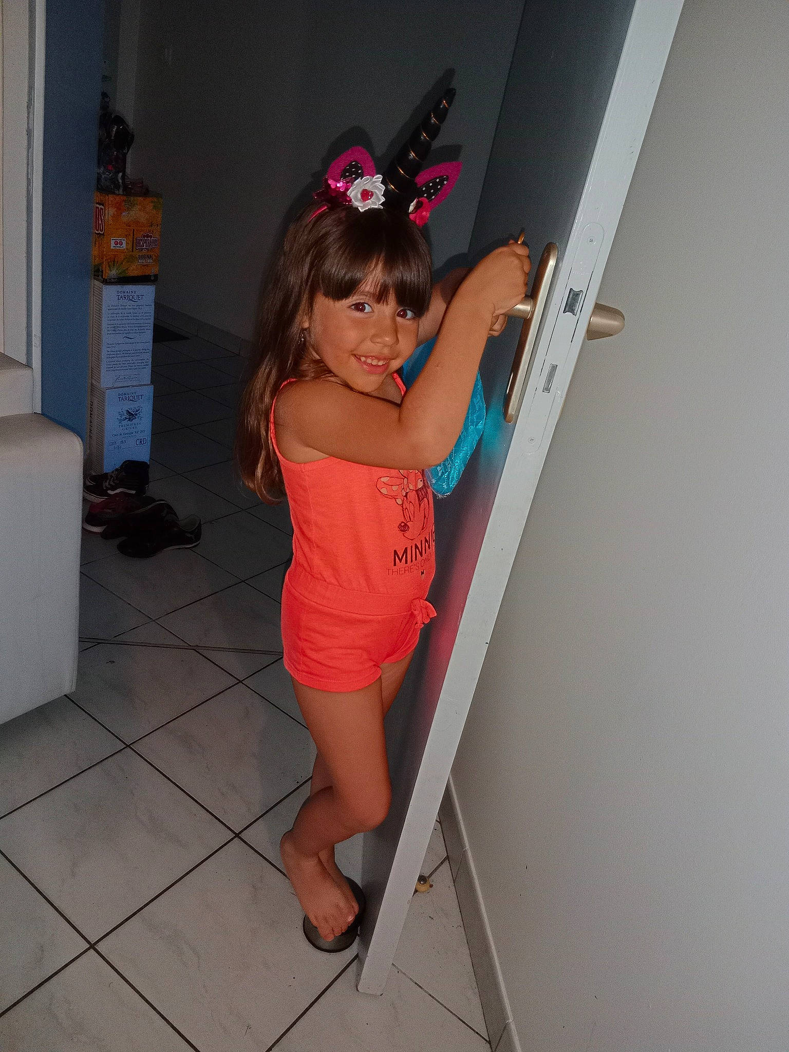 Riquelme participe au concours pour gagner de l'argent avec cette photo : calf, elbow, electric_blue, eyewear, fashion_design, flooring, foot, fun, human_leg, joint, joy, knee, leg, magenta, one_piece_garment, person, sandal, shoe, shoulder, thigh