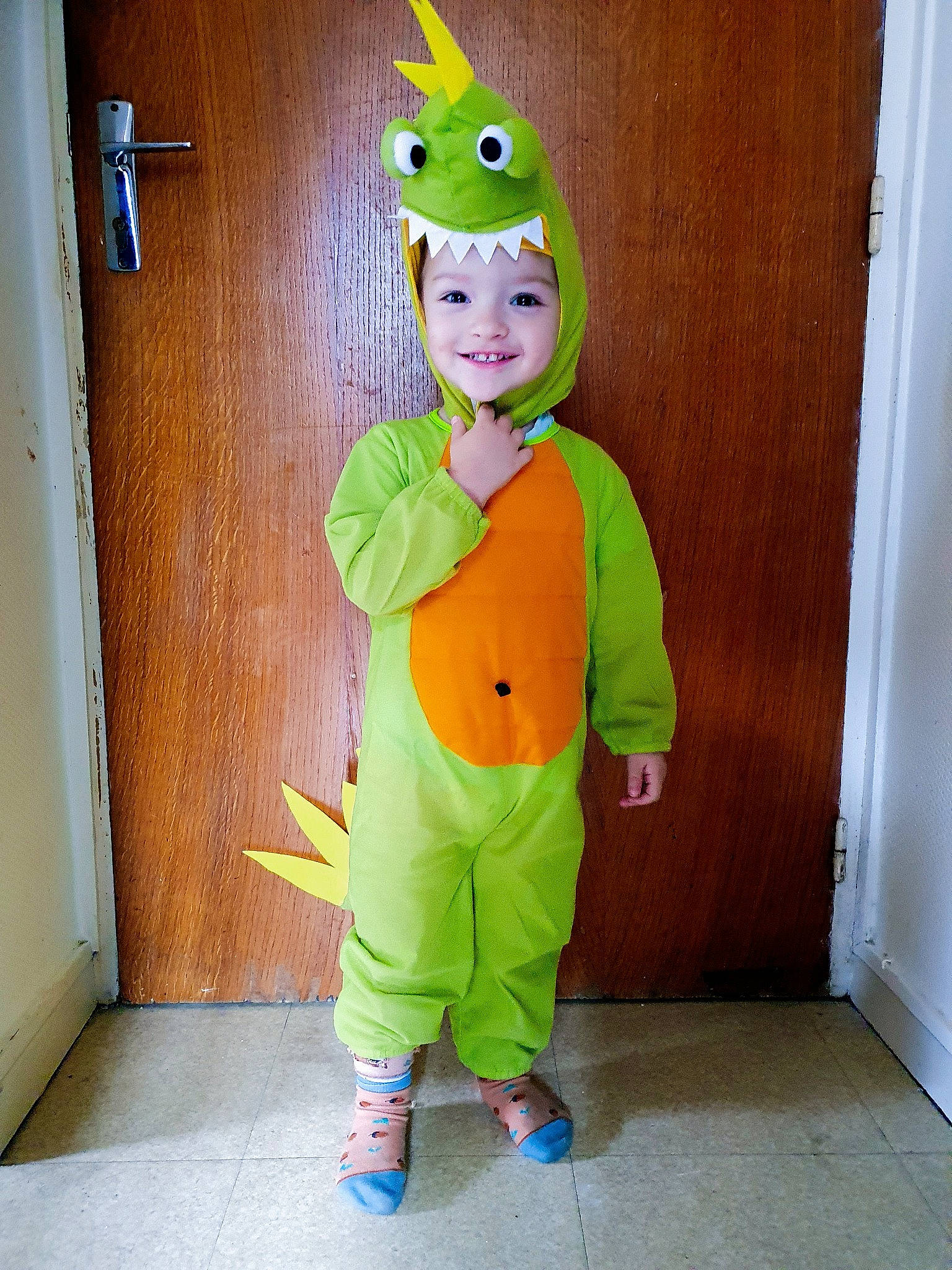 Milenzo a rejoint le concours — aidez-le/la à gagner de superbes lots ! child, costume, costume_hat, door, facial_expression, fictional_character, flooring, fun, happy, headgear, headwear, joy, mammal, mascot, person, personal_protective_equipment, room, sleeve, smile, sweatpant