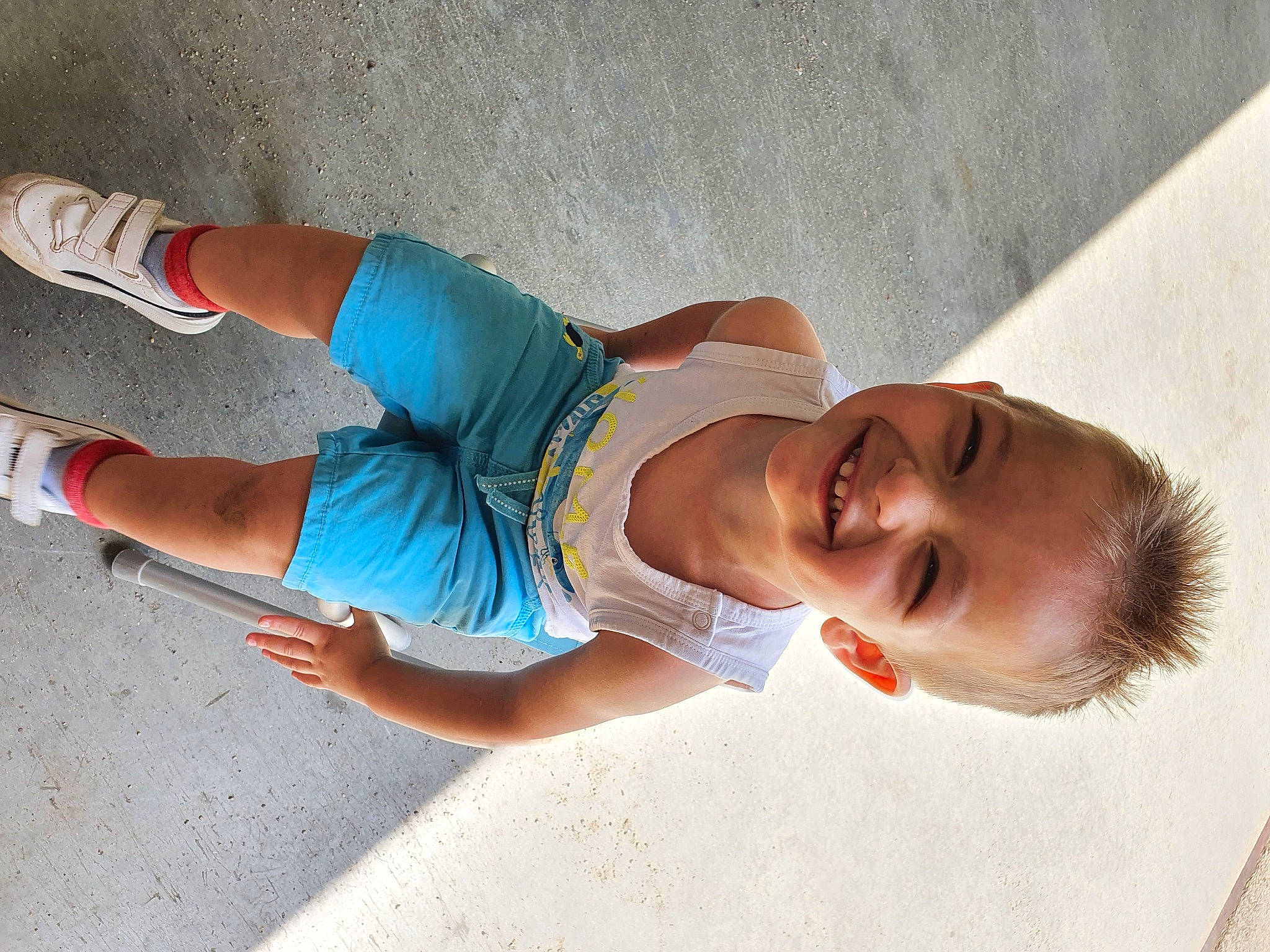 Milenzo a rejoint le concours — aidez-le/la à gagner de superbes lots ! abdomen, chest, elbow, face, finger, foot, fun, happy, human_leg, joint, joy, knee, leg, leisure, person, shorts, smile, sock, thigh, toddler