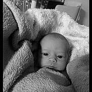 Maïwen a rejoint le concours — aidez-le/la à gagner de superbes lots ! baby, blanket, wrapped, cozy, infant, face, portrait, black_and_white, newborn, soft_texture, cushion, indoor, cute, child, head, resting, warm, comfort, closeup, sleepy