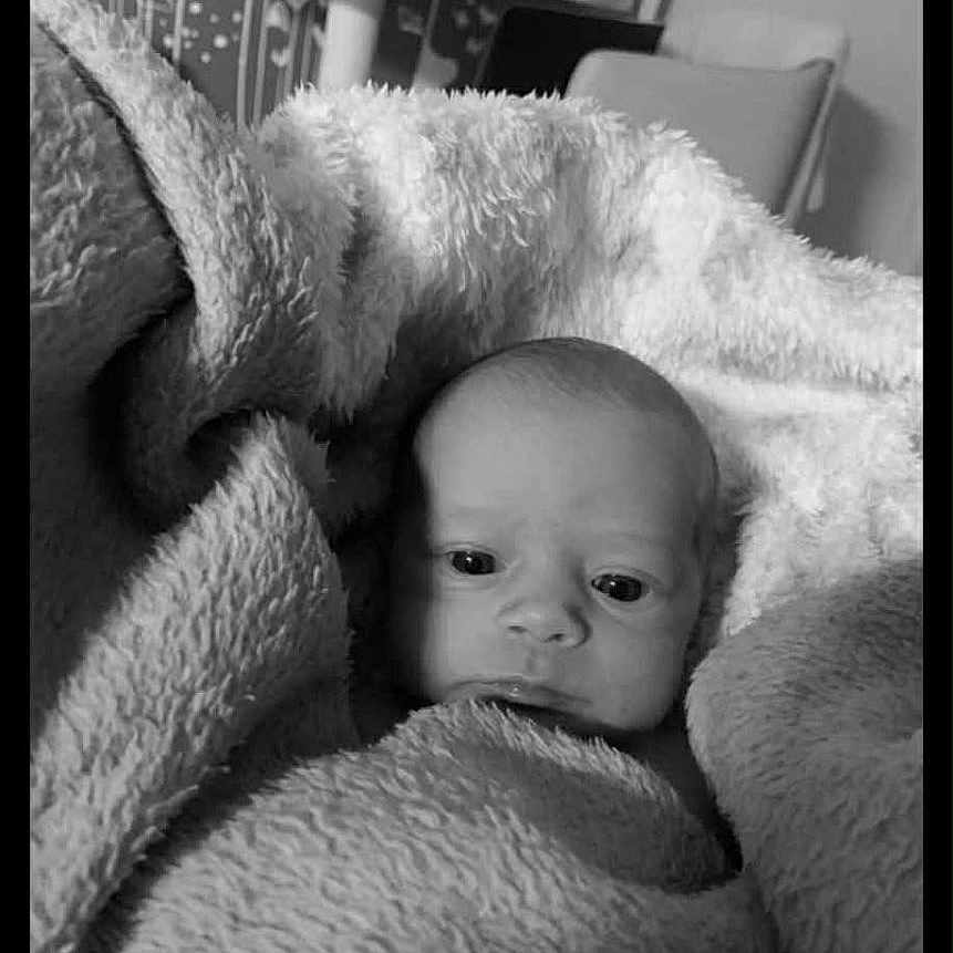 Maïwen a rejoint le concours — aidez-le/la à gagner de superbes lots ! baby, black_and_white, blanket, child, closeup, comfort, cozy, cushion, cute, face, head, indoor, infant, newborn, portrait, resting, sleepy, soft_texture, warm, wrapped