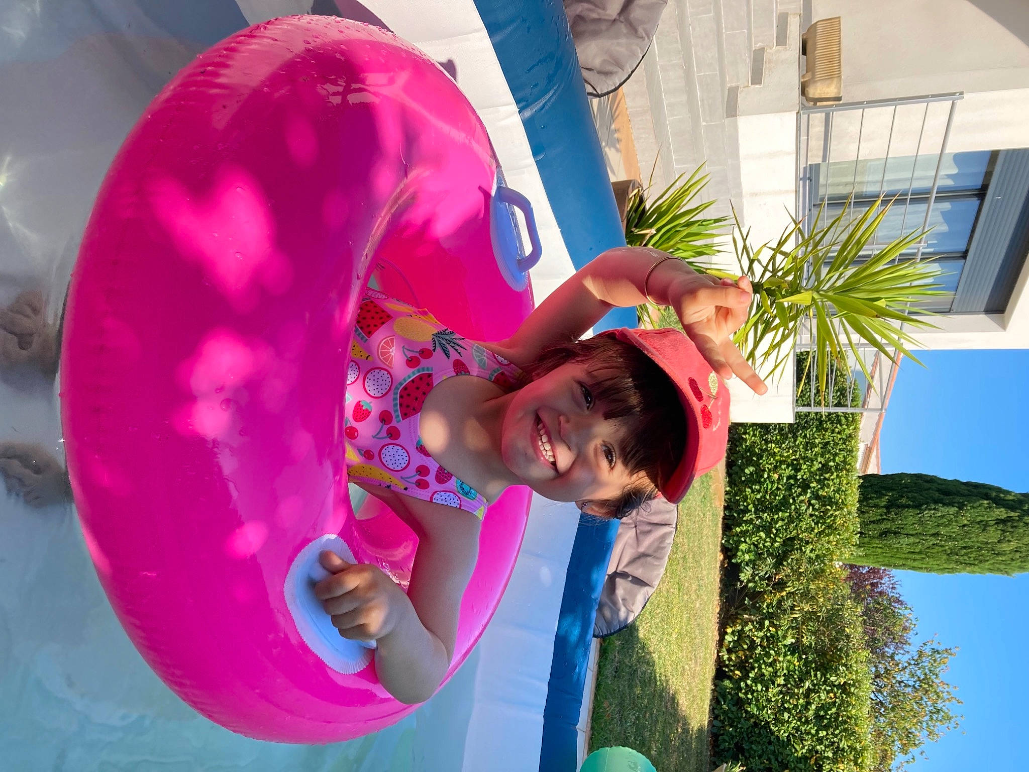 Rose a rejoint le concours — aidez-le/la à gagner de superbes lots ! beauty, building, electric_blue, fun, happy, house, joy, leisure, light, magenta, palm_tree, party_supply, person, photograph, pink, plant, sky, snapshot, t_shirt, toddler