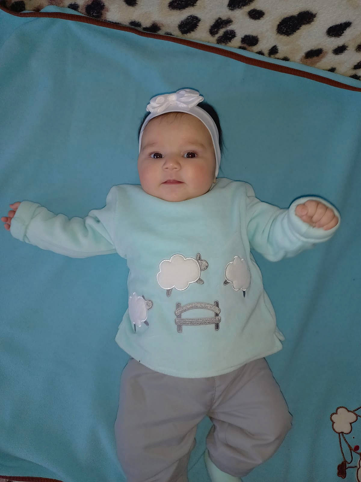 Erina participe au concours pour gagner de l'argent avec cette photo : baby, baby_products, baby_toddler_clothing, cap, cheek, child, face, gesture, hand, happy, headgear, headwear, human_body, pattern, person, pink, product, sleeve, t_shirt, textile