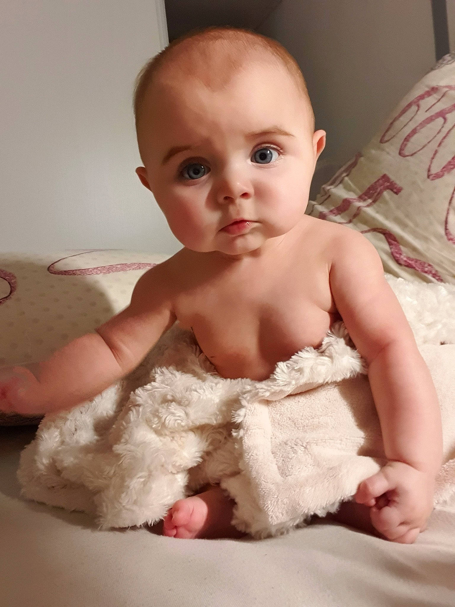 Mayli a rejoint le concours — aidez-le/la à gagner de superbes lots ! abdomen, baby, cheek, chest, child, eye, face, fur, head, leg, lip, mouth, muscle, nose, person, pink, sitting, skin, textile, toddler