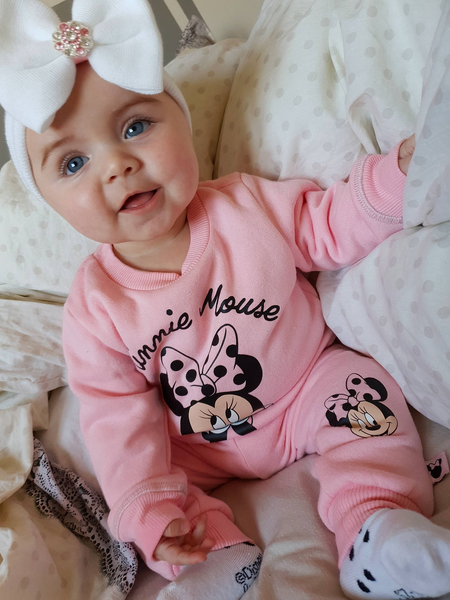 Mayli participe au concours pour gagner de l'argent avec cette photo : baby, baby_products, baby_toddler_clothing, cheek, child, headgear, headwear, person, pink, product, skin, sleeve, smile, toddler