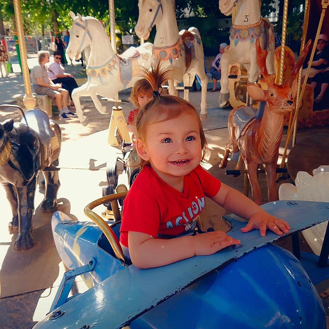 Zayan participe au concours pour gagner de l'argent avec cette photo : adult, amusementpark, animal, baby, carousel, child, face, female, girl, head, horse, machine, male, man, outdoors, person, photography, play, playarea, portrait