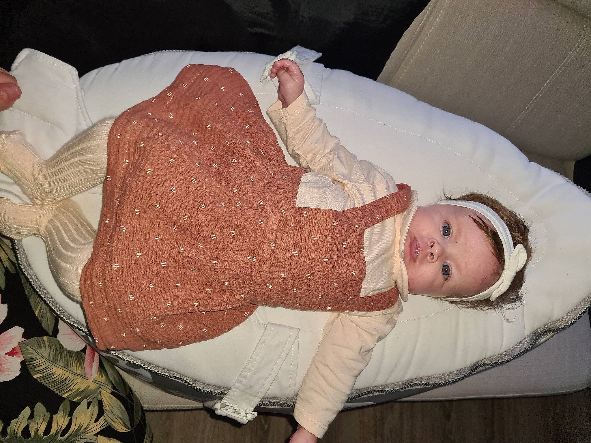 Mélia participe au concours pour gagner de l'argent avec cette photo : baby, baby_toddler_clothing, child, comfort, elbow, facial_expression, finger, human, human_body, lap, linens, pattern, person, product, room, sleeve, thumb, toddler, trunk, white