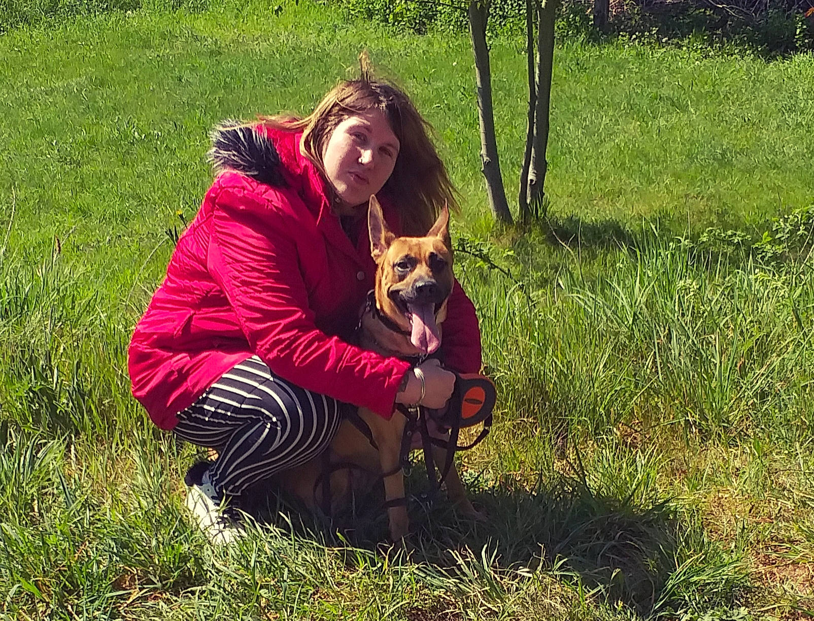 Laika a rejoint le concours — aidez-le/la à gagner de superbes lots ! boot, carnivore, companion_dog, dog, dog_breed, eyewear, fawn, fur, grass, grass_family, grassland, happy, leisure, meadow, people_in_nature, recreation, sitting, smile, sporting_group, sunglasses