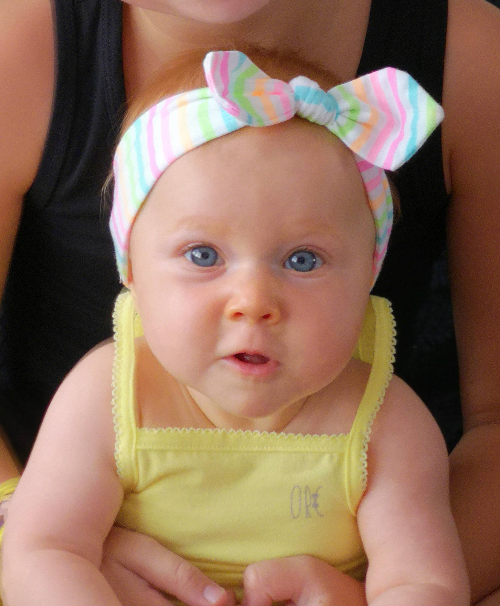 Lina a rejoint le concours — aidez-le/la à gagner de superbes lots ! baby, baby_toddler_clothing, cheek, child, ear, face, fashion_accessory, hair_accessory, head, headband, headgear, headwear, lip, neck, person, pink, product, skin, toddler, yellow