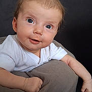 Romy participe au concours pour gagner de l'argent avec cette photo : baby, infant, child, face, eyes, smile, pillow, white_clothing, arm, hand, skin, hair, couch, indoor, portrait, young, cute, expression, closeup, person
