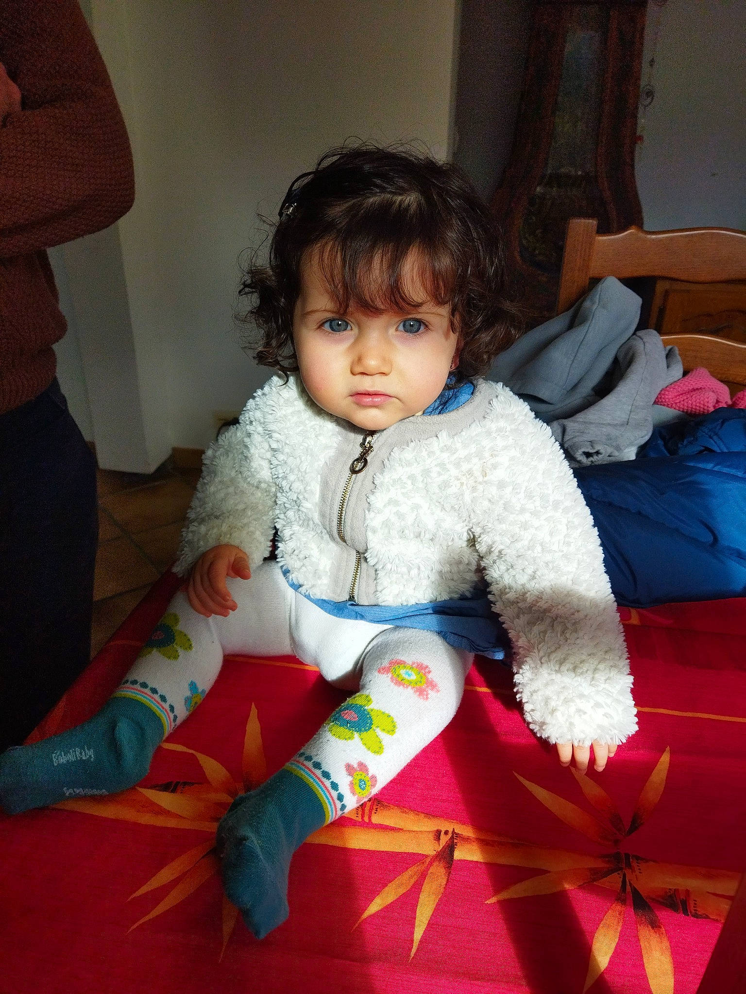 Ainara a rejoint le concours — aidez-le/la à gagner de superbes lots ! baby, baby_toddler_clothing, carmine, chair, cheek, child, comfort, couch, facial_expression, flooring, fun, fur, happy, lap, person, play, room, sitting, sleeve, thigh