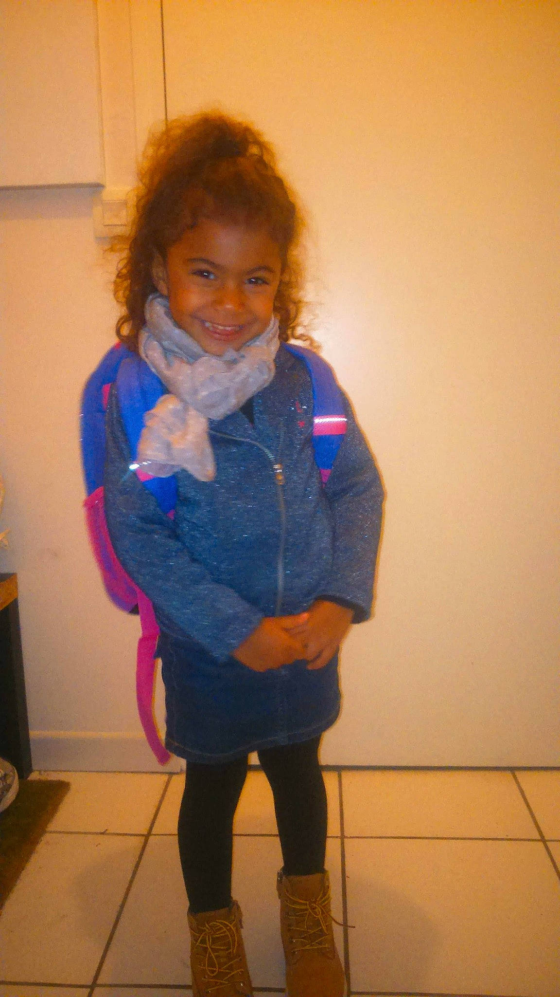 Kayna a rejoint le concours — aidez-le/la à gagner de superbes lots ! arm, child, electric_blue, face, flooring, fun, happy, human_body, human_leg, jacket, joy, knee, long_hair, outerwear, person, personal_protective_equipment, purple, scarf, sleeve, smile