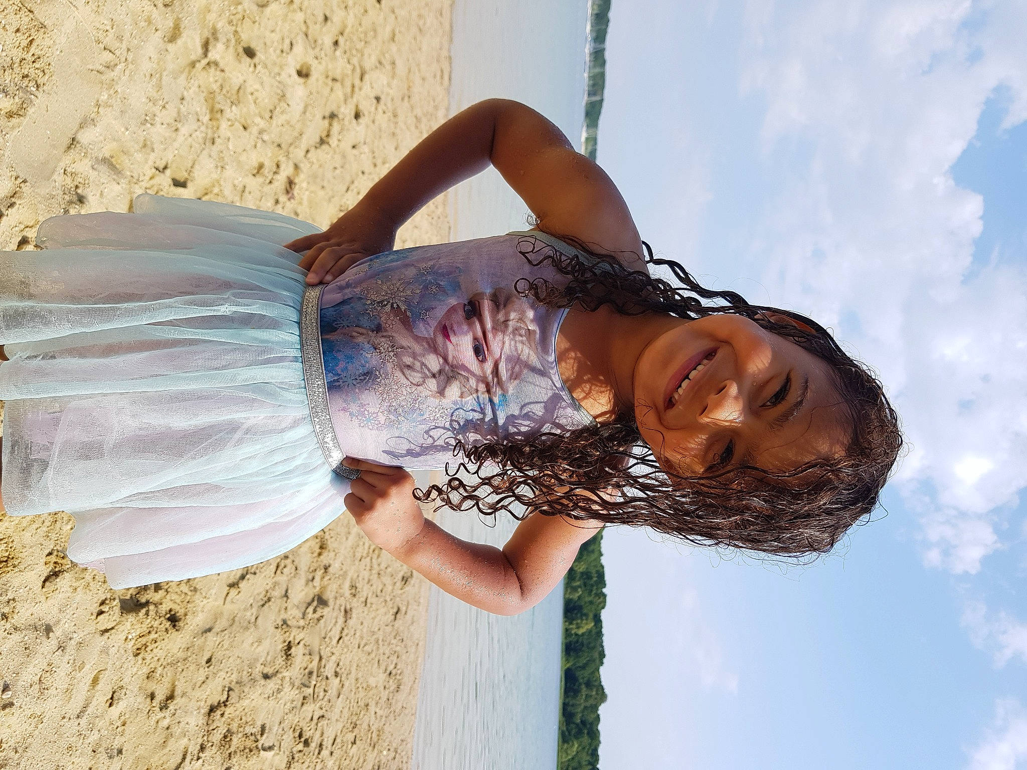 Kayna a rejoint le concours — aidez-le/la à gagner de superbes lots ! azure, body_of_water, cloud, dress, elbow, flash_photography, fun, happy, human_leg, joy, leisure, long_hair, people_in_nature, person, photograph, sky, smile, summer, textile, waist