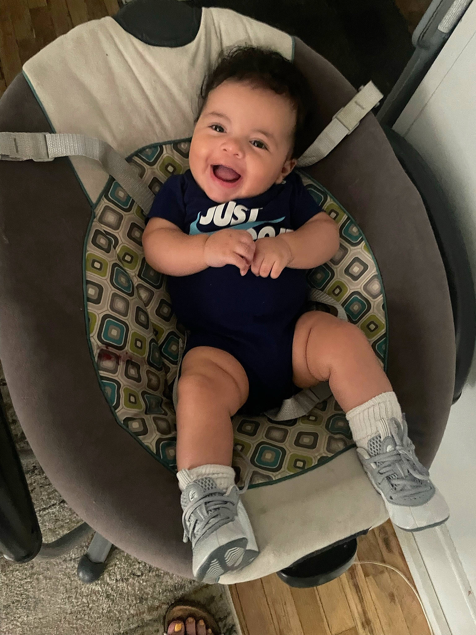 Atreus is registered to the contest to win money with this photo: baby, baby_toddler_clothing, black, chair, child, comfort, flash_photography, hairstyle, happy, human_leg, knee, lap, leg, person, shoe, sleeve, smile, sneakers, sock, thigh