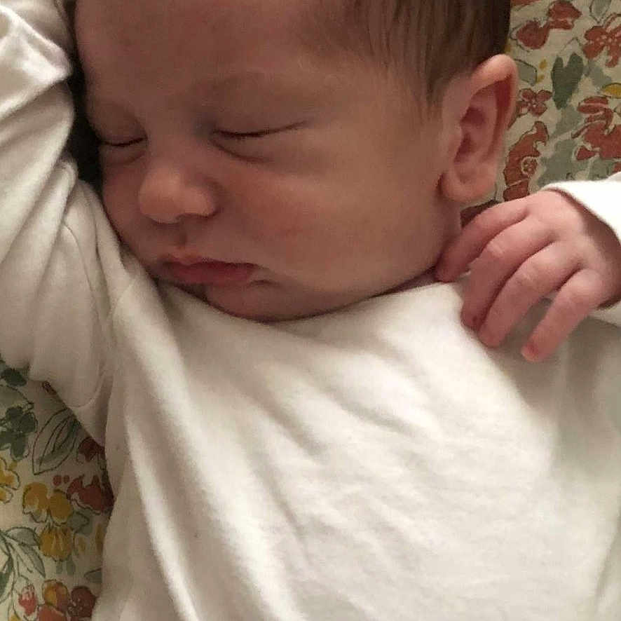 Gabriel a rejoint le concours — aidez-le/la à gagner de superbes lots ! baby, blanket, child, closeup, cute, face, floral_pattern, hair, hand, head, indoors, infant, newborn, peaceful, portrait, resting, skin, sleeping, soft, white_clothing