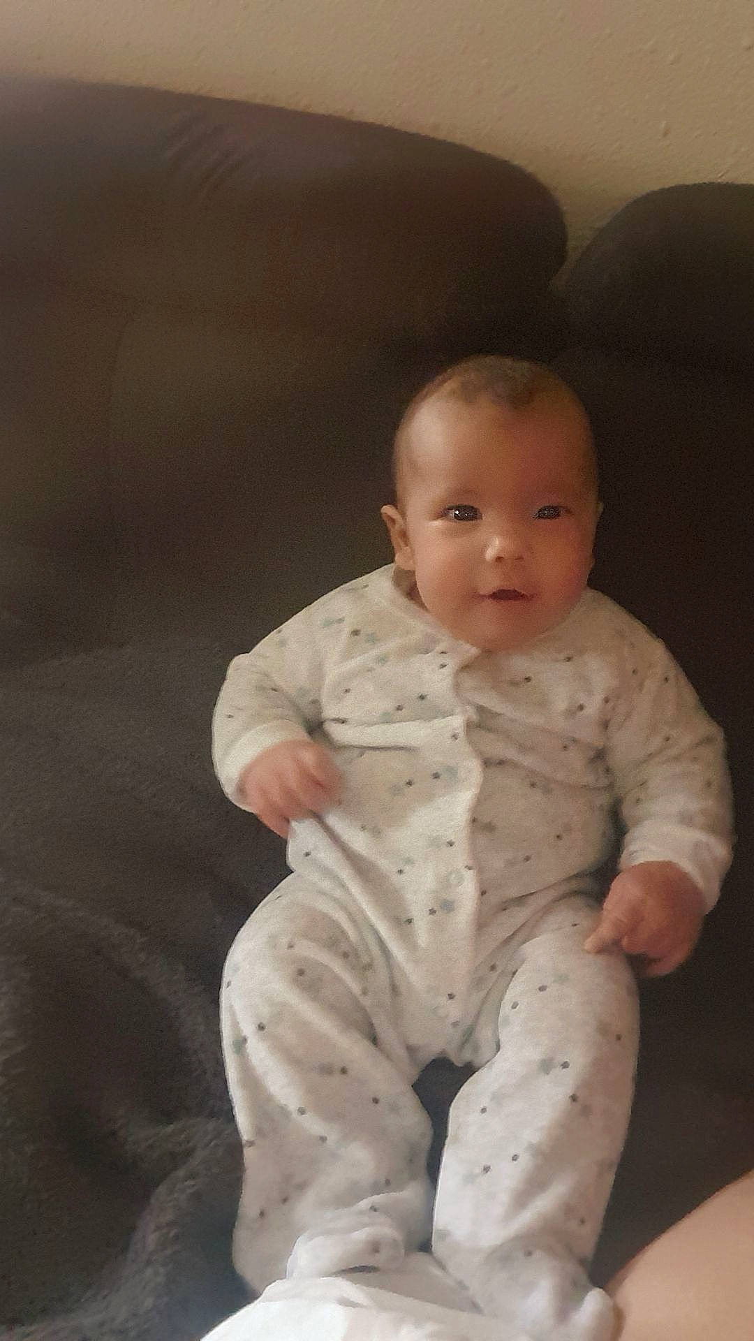 Islem participe au concours pour gagner de l'argent avec cette photo : abdomen, baby, baby_toddler_clothing, barefoot, carmine, cheek, chest, child, comfort, flooring, foot, linens, person, sitting, sleeve, smile, stomach, toddler