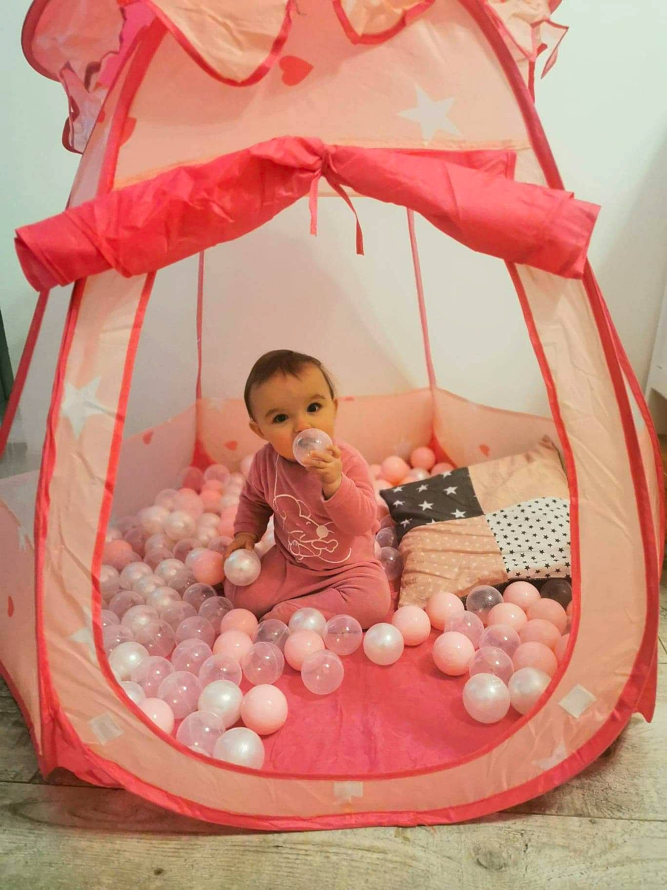 Mélina a rejoint le concours — aidez-le/la à gagner de superbes lots ! baby, baby_products, baby_toddler_clothing, child, comfort, event, facial_expression, fun, happy, human_body, leisure, peach, person, pink, play, recreation, red, sweetness, textile, toddler