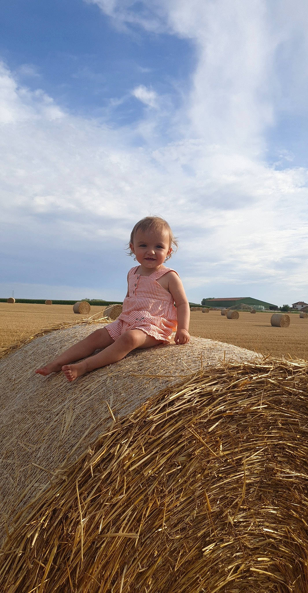 Mélina participe au concours pour gagner de l'argent avec cette photo : agriculture, baby, child, cloud, field, fun, grass, grass_family, grassland, happy, horizon, joy, landscape, people_in_nature, person, prairie, shore, sitting, sky, toddler