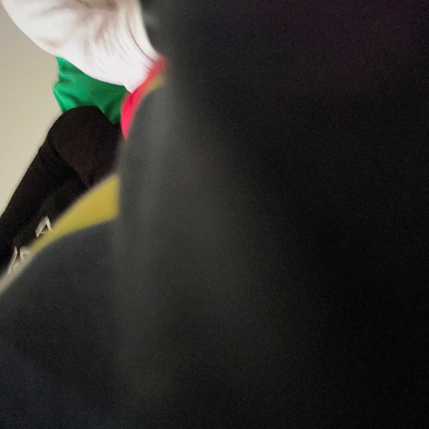 Natasha participe au concours pour gagner de l'argent avec cette photo : bodypart, clothing, couch, face, finger, fleece, glove, hand, hat, head, hoodie, knitwear, longsleeve, neck, people, person, silhouette, sleeve, sweater, sweatshirt