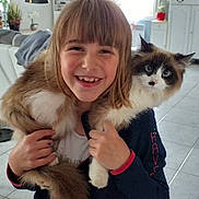 Flocon participe au concours pour gagner de l'argent avec cette photo : child, cat, smile, young_girl, pet, indoor, living_room, tiled_floor, sofa, chair, lamp, plant, door, table, hands, fur, portrait, happy, cozy, home_decor