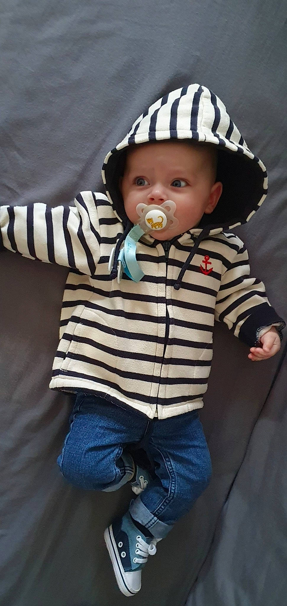 Charles participe au concours pour gagner de l'argent avec cette photo : baby, baby_toddler_clothing, black, cap, cheek, child, clothing, cool, eye, flash_photography, gesture, head, human_body, lip, outerwear, person, skin, sleeve, standing, toddler