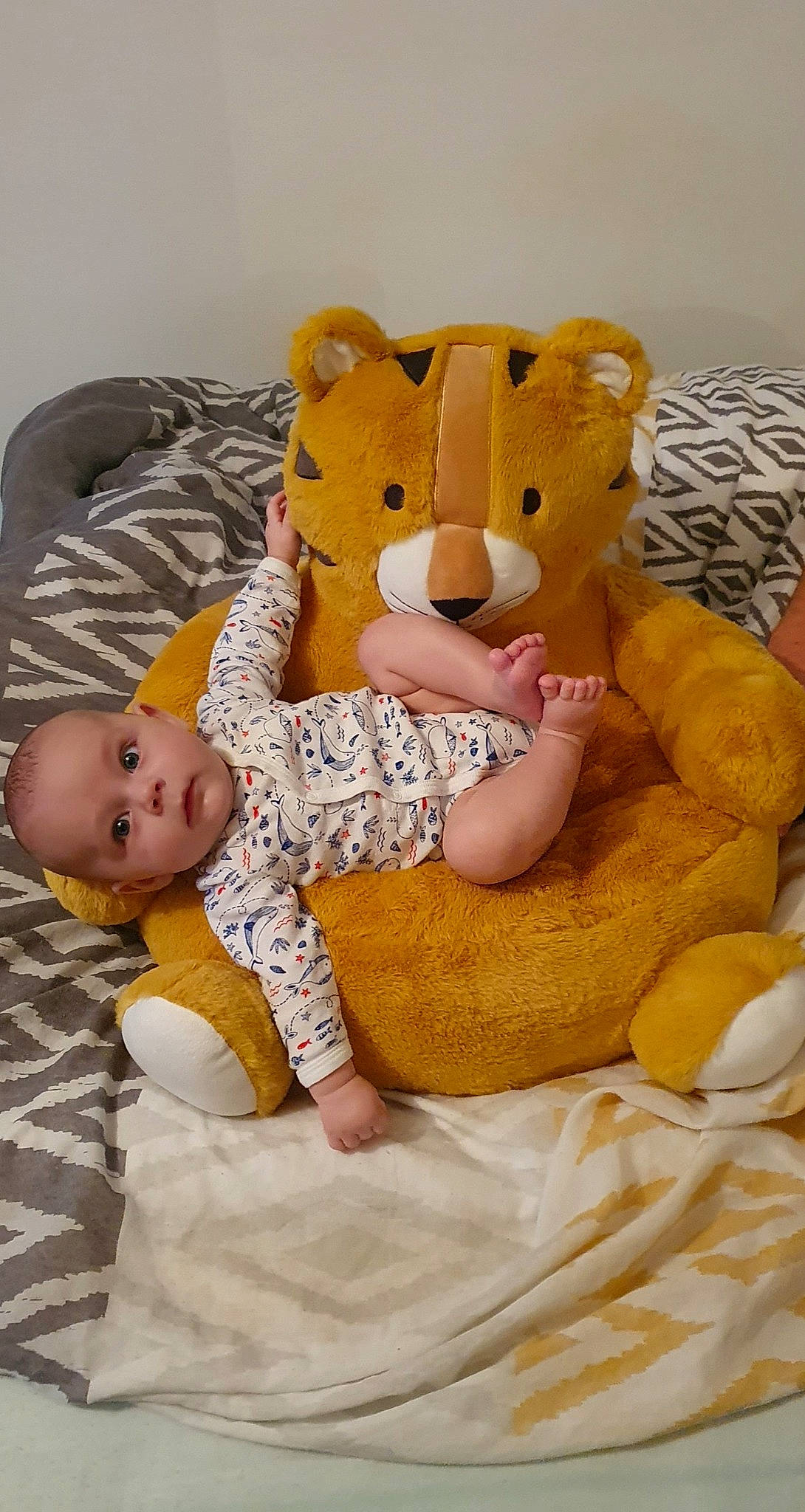 Charles a rejoint le concours — aidez-le/la à gagner de superbes lots ! baby, baby_sleeping, baby_toddler_clothing, bedding, bedtime, child, comfort, foot, fur, happy, linens, person, plush, room, sitting, skin, sleeve, stuffed_toy, teddy_bear, toddler