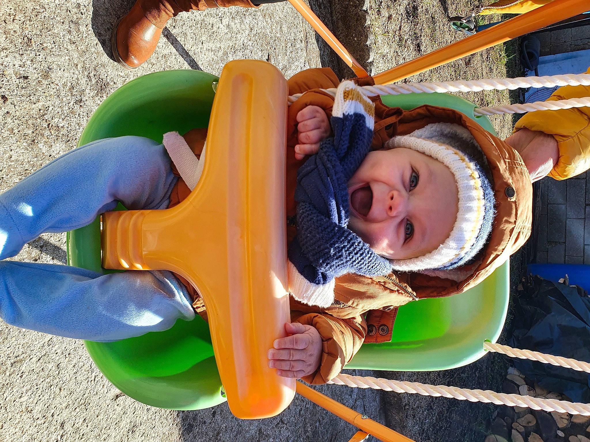 Charles a rejoint le concours — aidez-le/la à gagner de superbes lots ! baby, baby_products, baby_toddler_clothing, child, chute, city, facial_expression, fun, grass, happy, headwear, leisure, outdoor_play_equipment, person, play, playground, recreation, soil, swing, toddler
