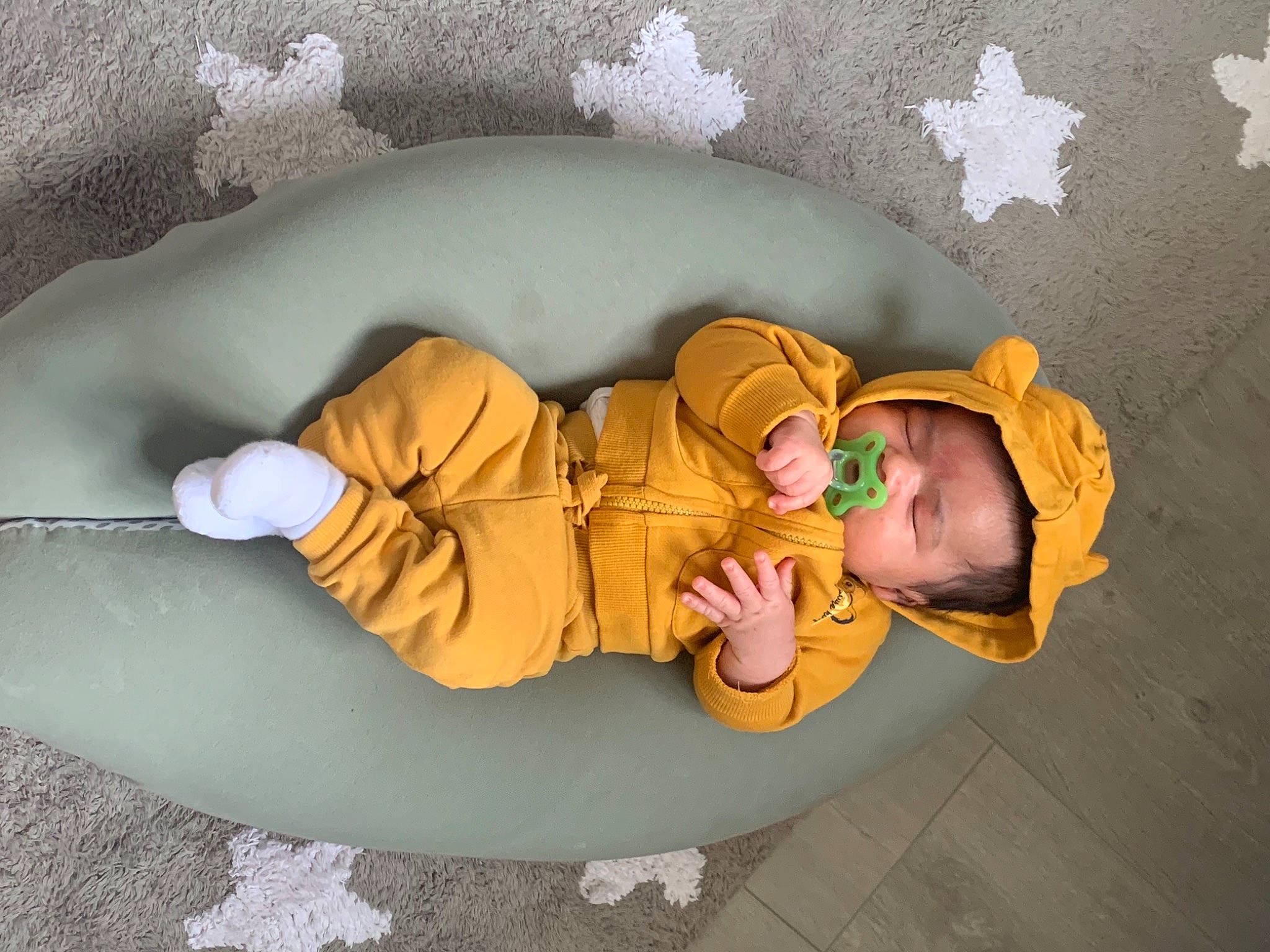 Liam a rejoint le concours — aidez-le/la à gagner de superbes lots ! art, baby, baby_products, baby_sleeping, baby_toddler_clothing, baby_toys, child, circle, comfort, finger, fun, gesture, happy, leisure, linens, person, room, sitting, stuffed_toy, toddler