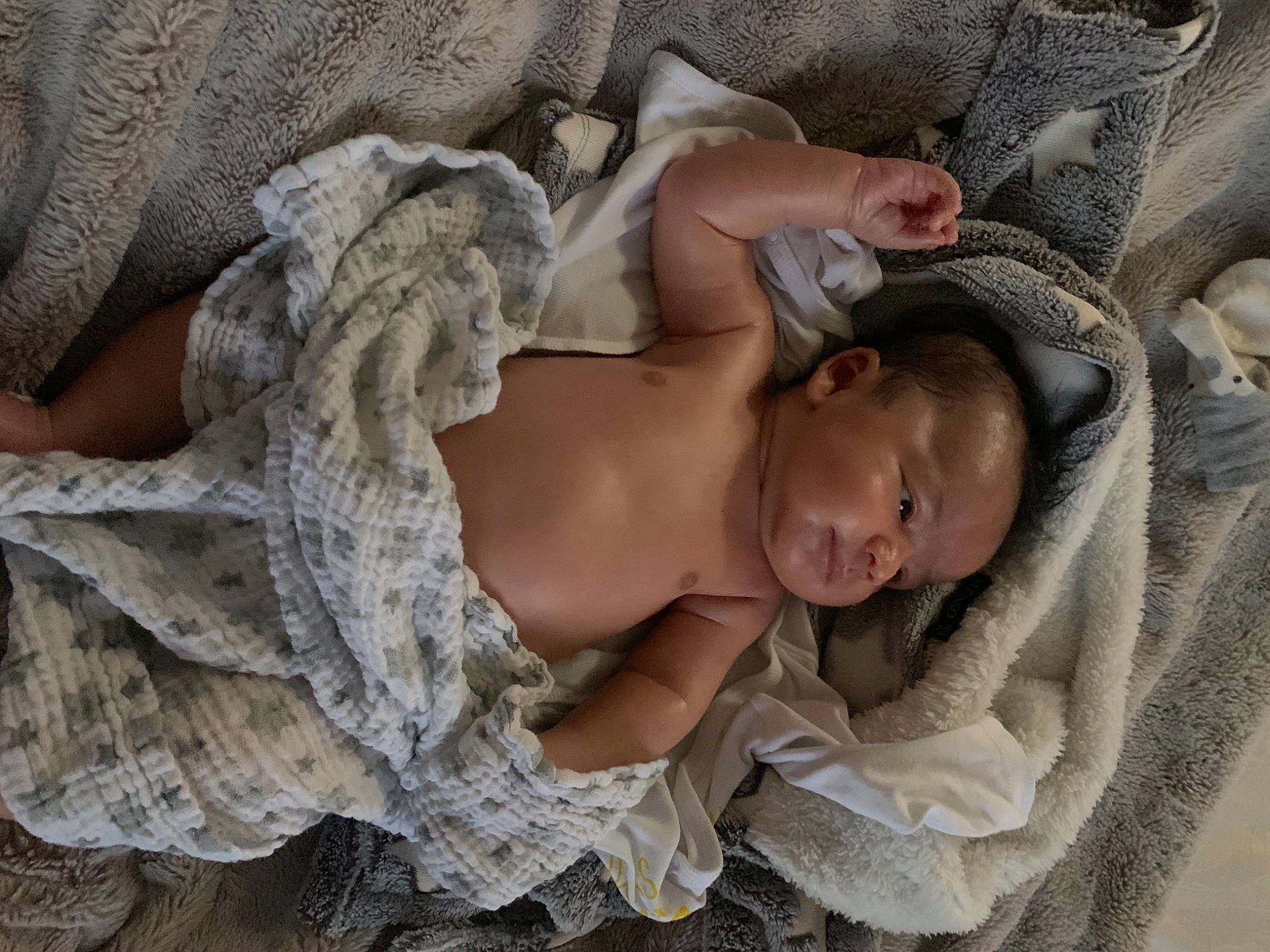 Liam a rejoint le concours — aidez-le/la à gagner de superbes lots ! abdomen, baby, baby_products, baby_sleeping, barechested, bed, bedding, bedtime, chest, child, comfort, grey, linens, nap, pattern, person, sand, skin, thigh, toddler