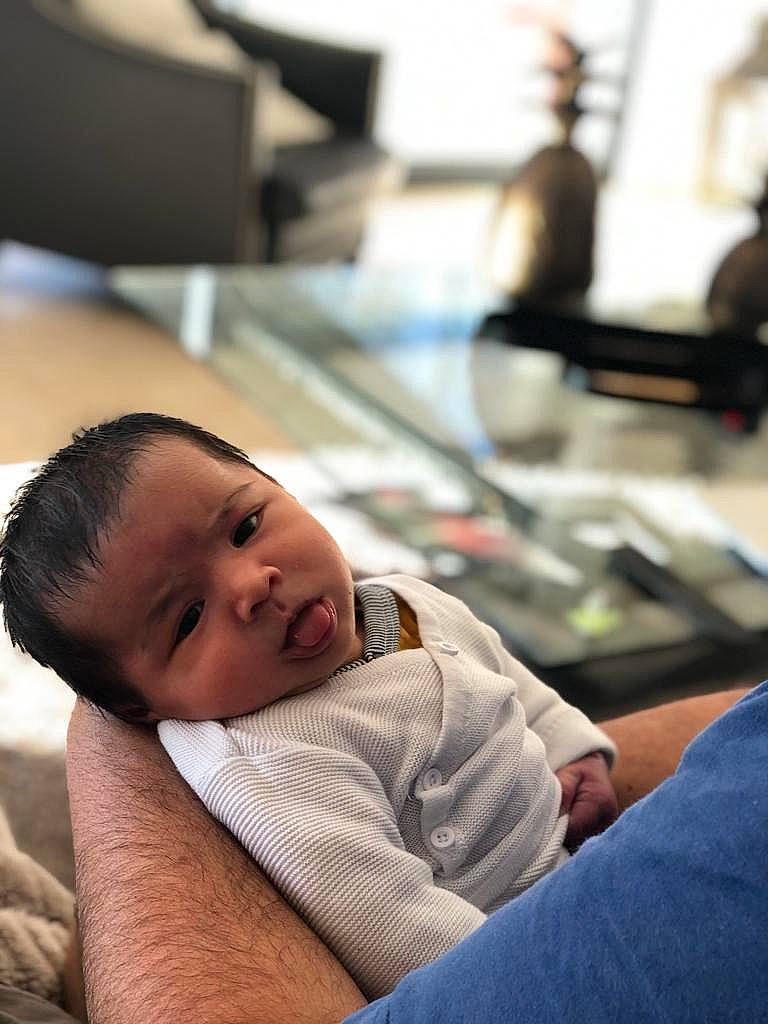 Liam participe au concours pour gagner de l'argent avec cette photo : arm, baby, baby_toddler_clothing, cheek, child, chin, comfort, elbow, eye, finger, flooring, fun, hand, leisure, mouth, person, room, sitting, skin, toddler