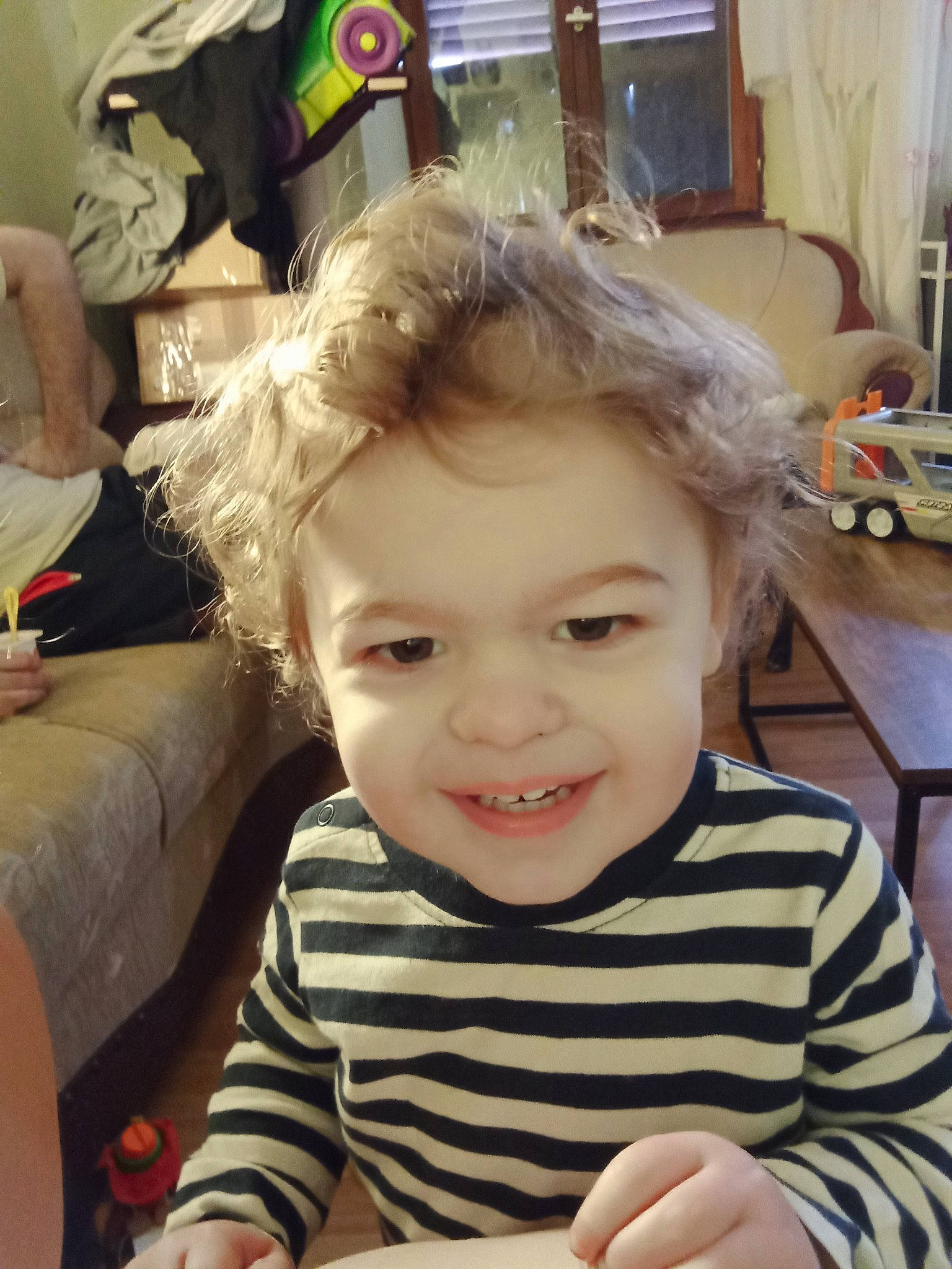 Joris participe au concours pour gagner de l'argent avec cette photo : baby, baby_toddler_clothing, cheek, child, chin, ear, eye, face, fun, hairstyle, happy, head, iris, joy, nose, person, sitting, skin, sleeve, smile